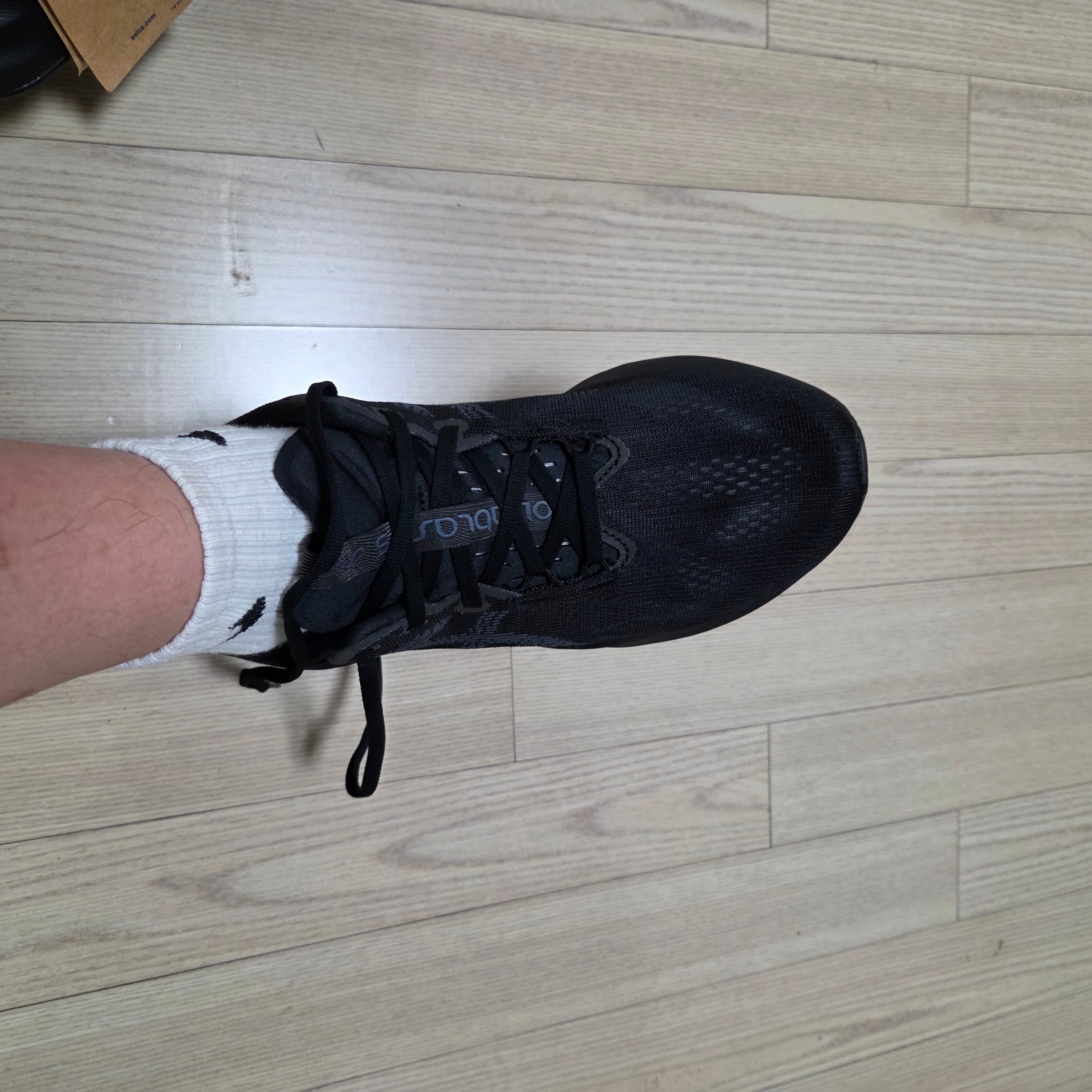 Asics Novablast 5 Black Carrier Grey - 2E Wide 착용 스타일 - 5
