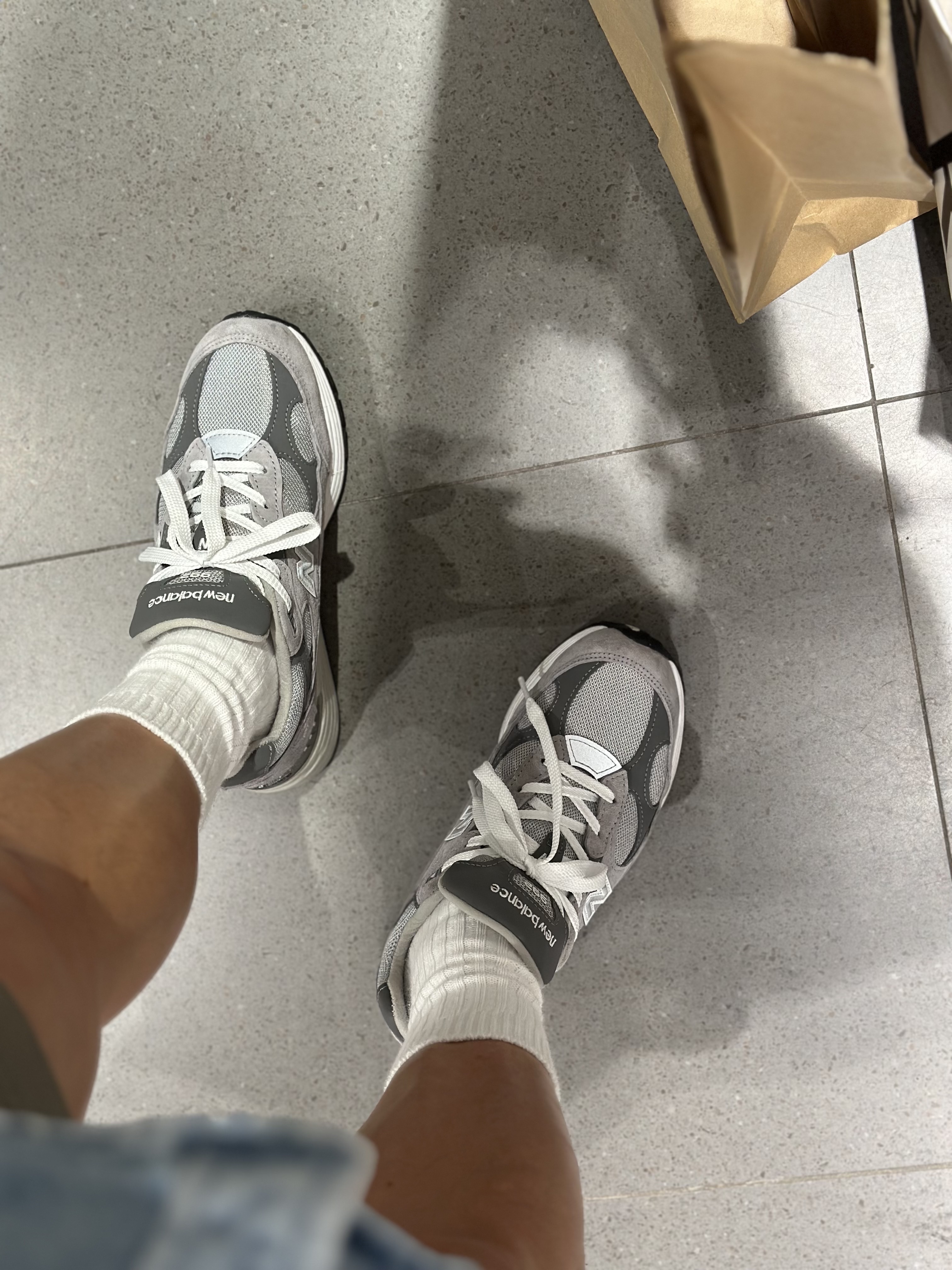 New Balance 992 Made in USA Core Grey Silver Metallic 착용 스타일