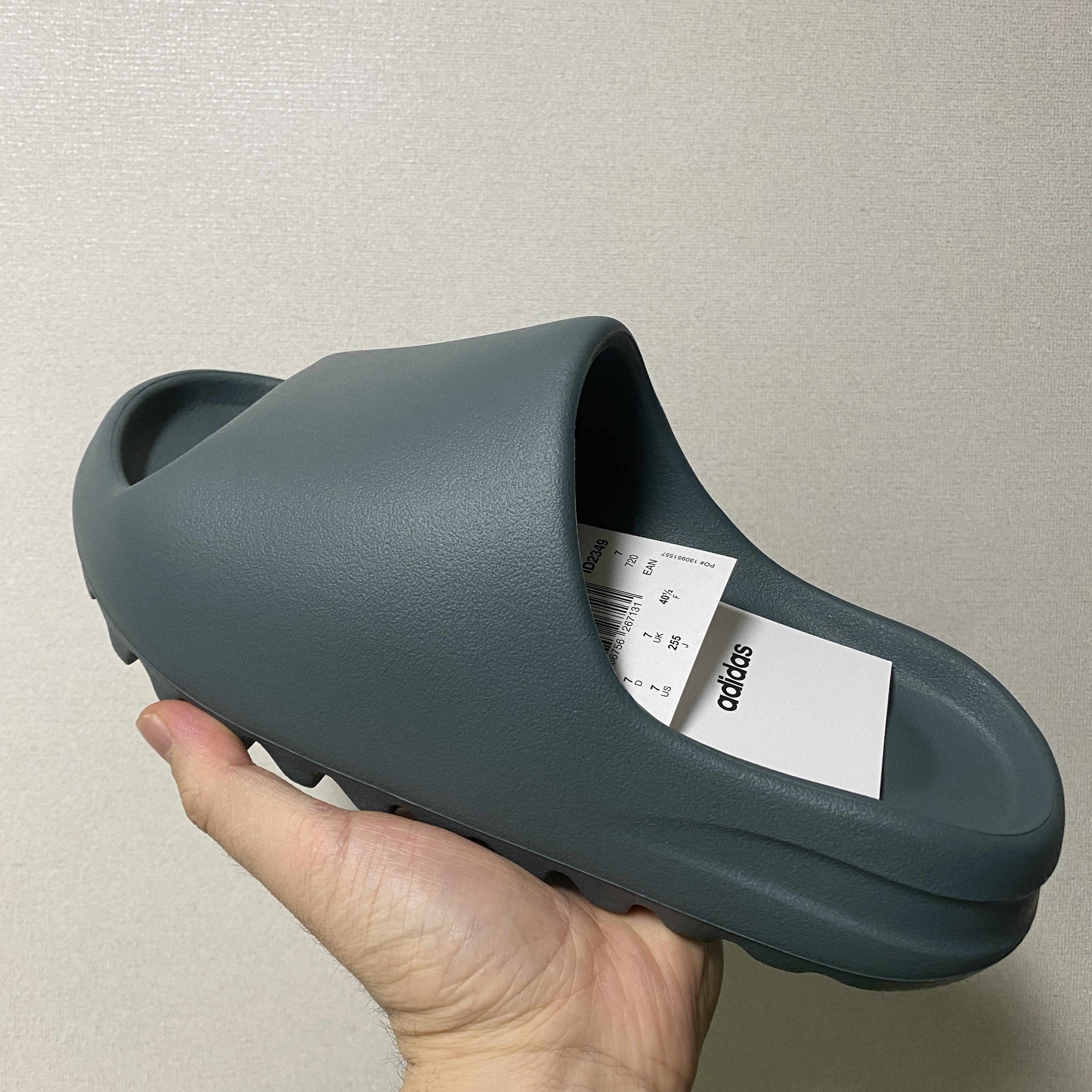 Adidas Yeezy Slide Slate Marine 착용 스타일