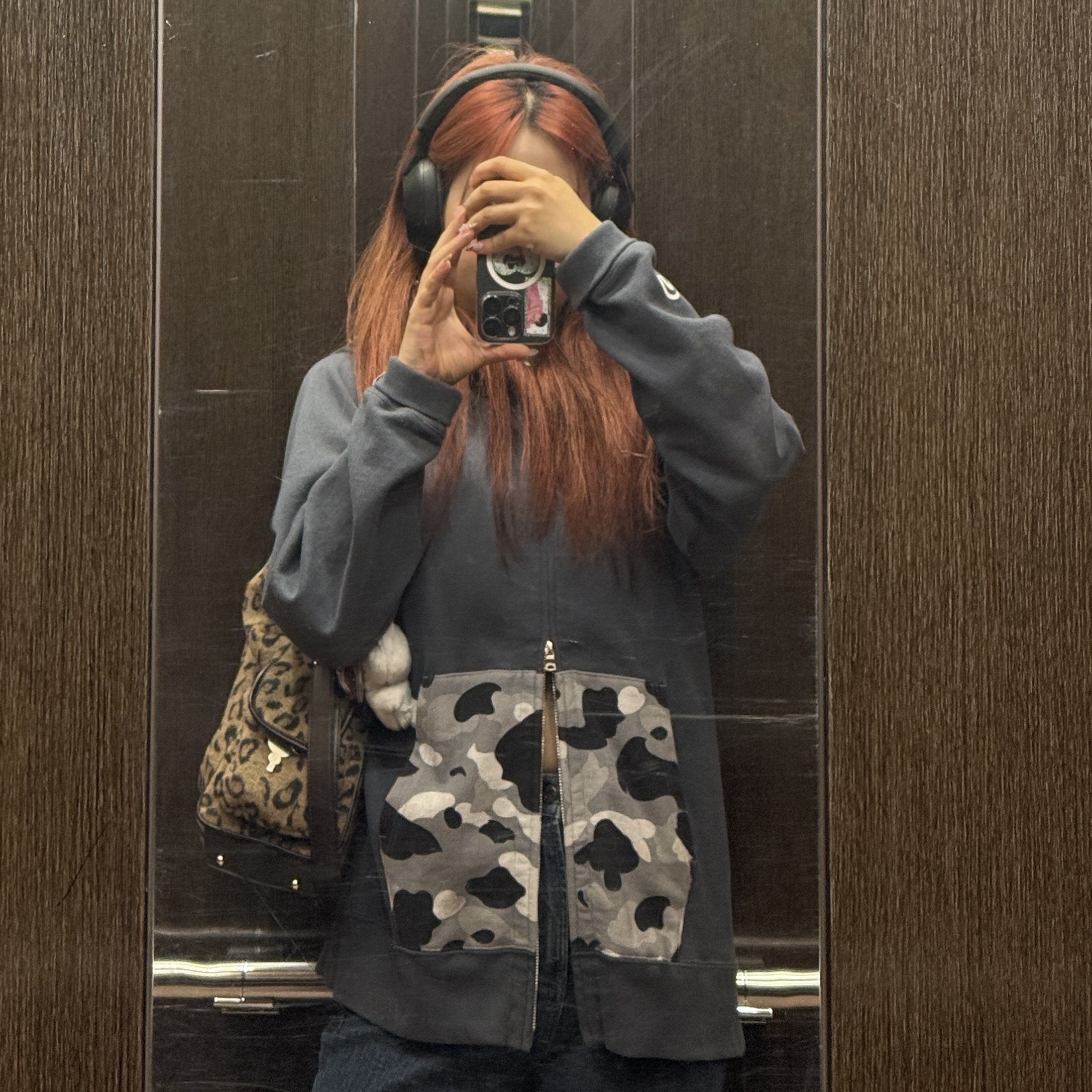 BAPE 1st Camo Shark Full Zip Double Hoodie Gray, Sony WH-1000XM5 Black (Korean Ver.) 착용 스타일 - 1