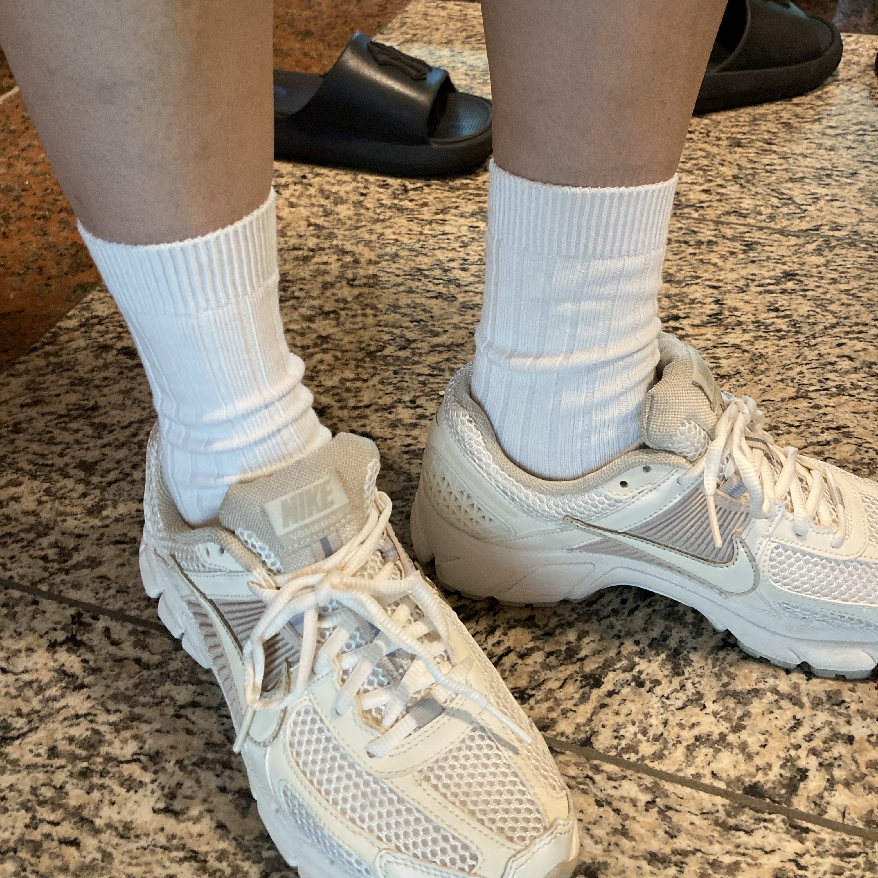 (W) Nike Zoom Vomero 5 Pale Ivory Sanddrift 착용 스타일 - 2