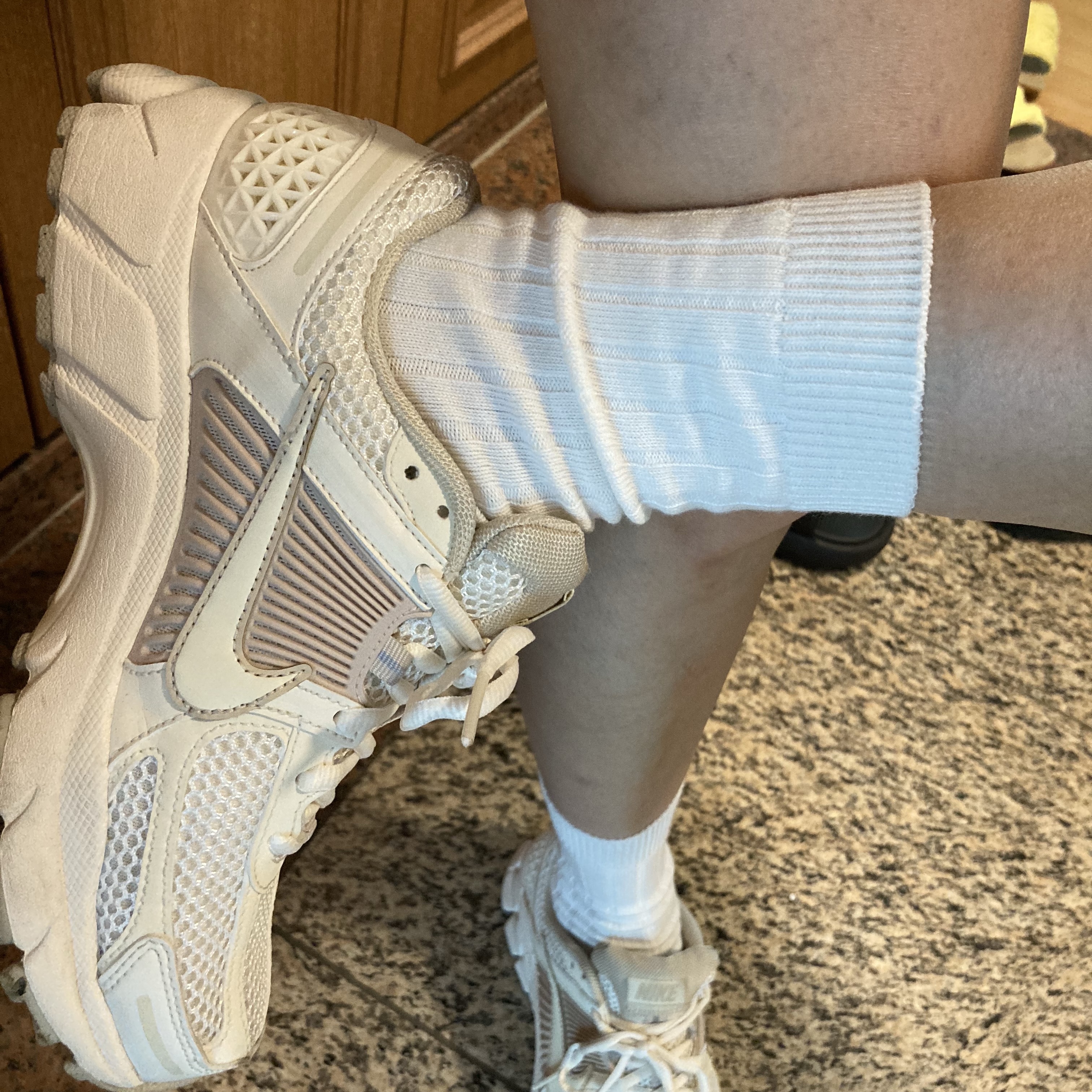(W) Nike Zoom Vomero 5 Pale Ivory Sanddrift 착용 스타일 - 1