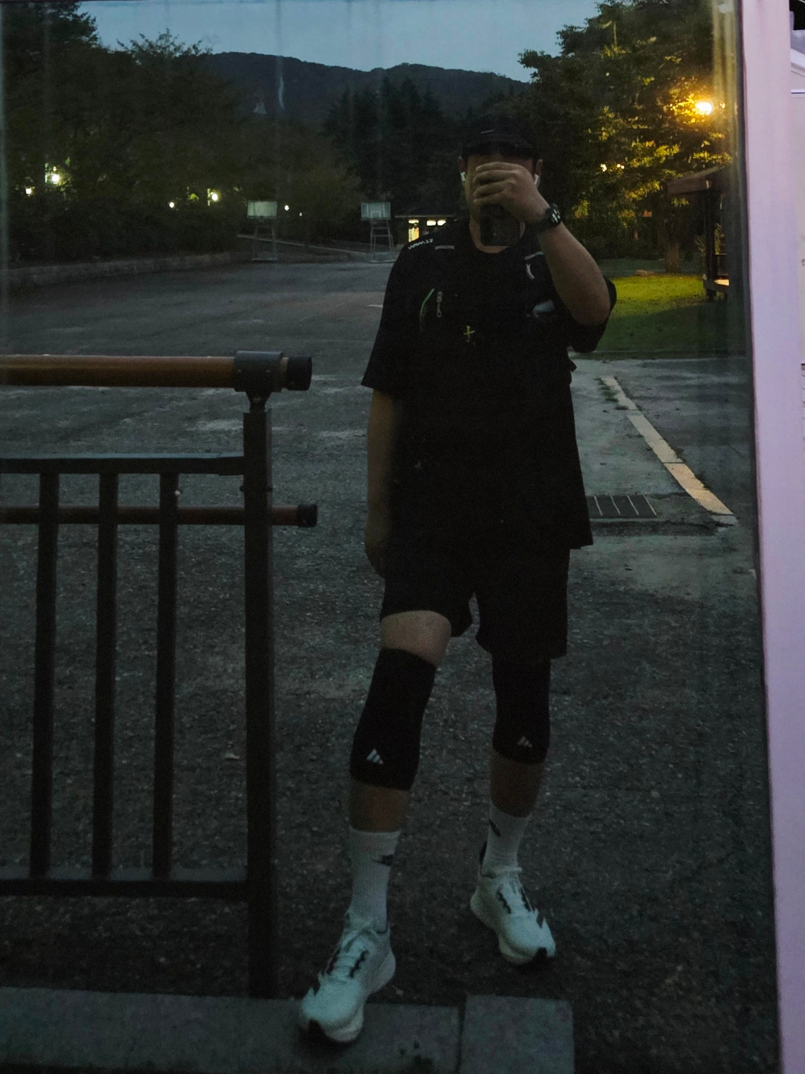 Adidas Adizero Boston 12 Cloud White Core Black Night Metallic, Nike NSW Everyday Essential Crew Socks White (3 Pack/Korean Ver.) 착용 스타일 - 1