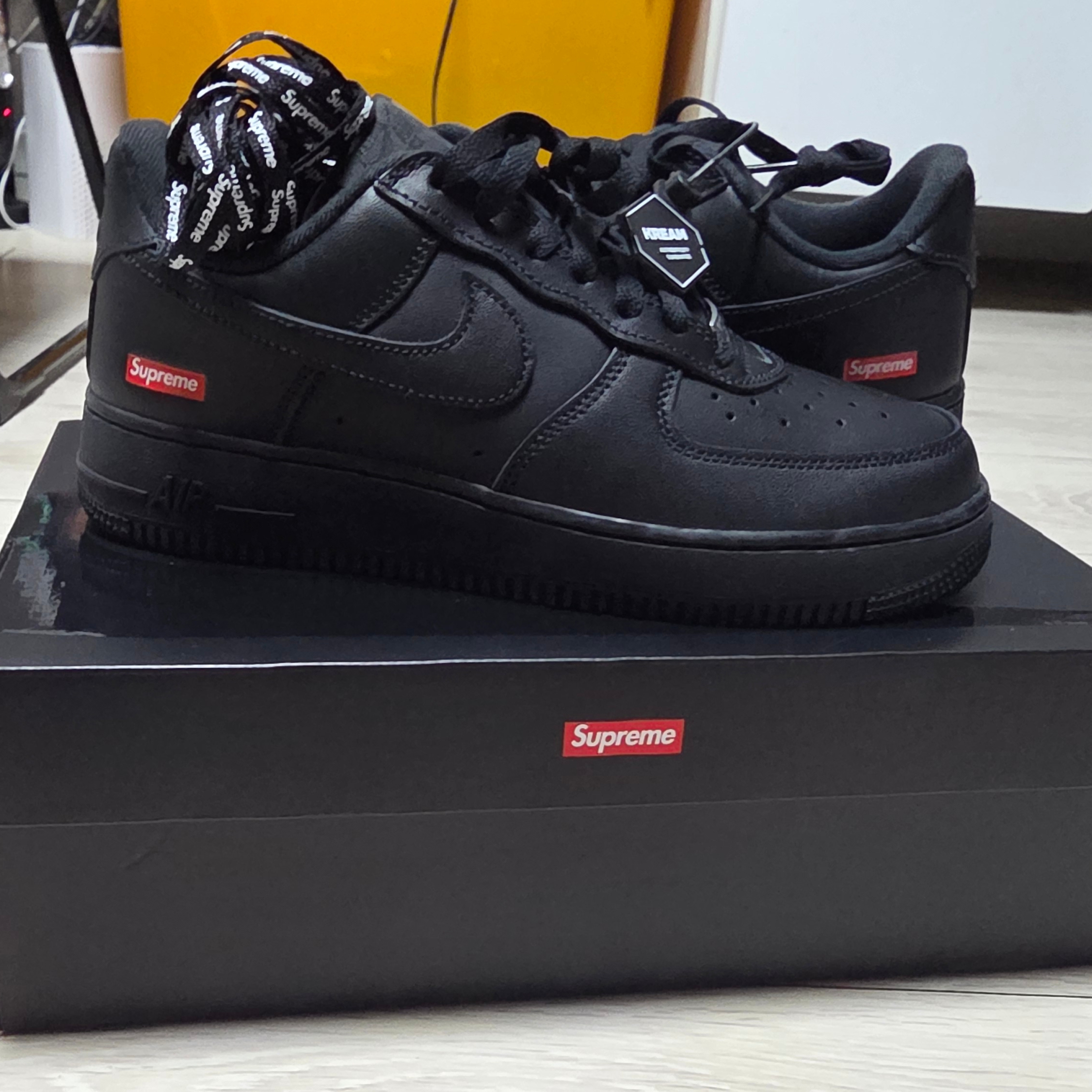 Nike x Supreme Air Force 1 Low Black 착용 스타일 - 2
