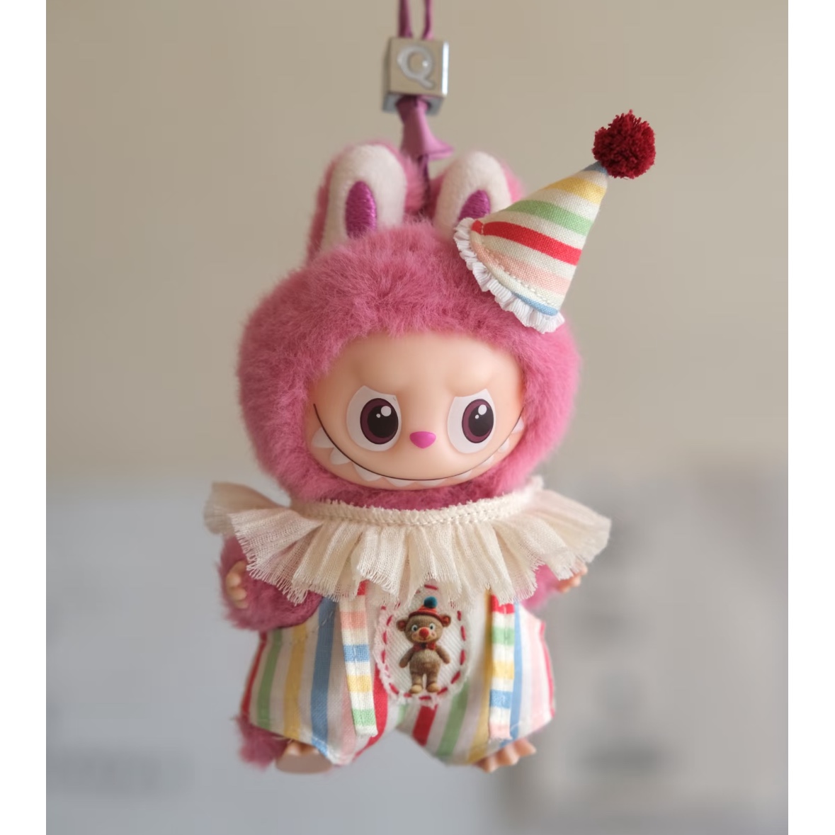 Pop Mart Labubu The Monsters Pin For Love Series Vinyl Plush Pendant (N-Z) Q (Opened Case) 착용 스타일
