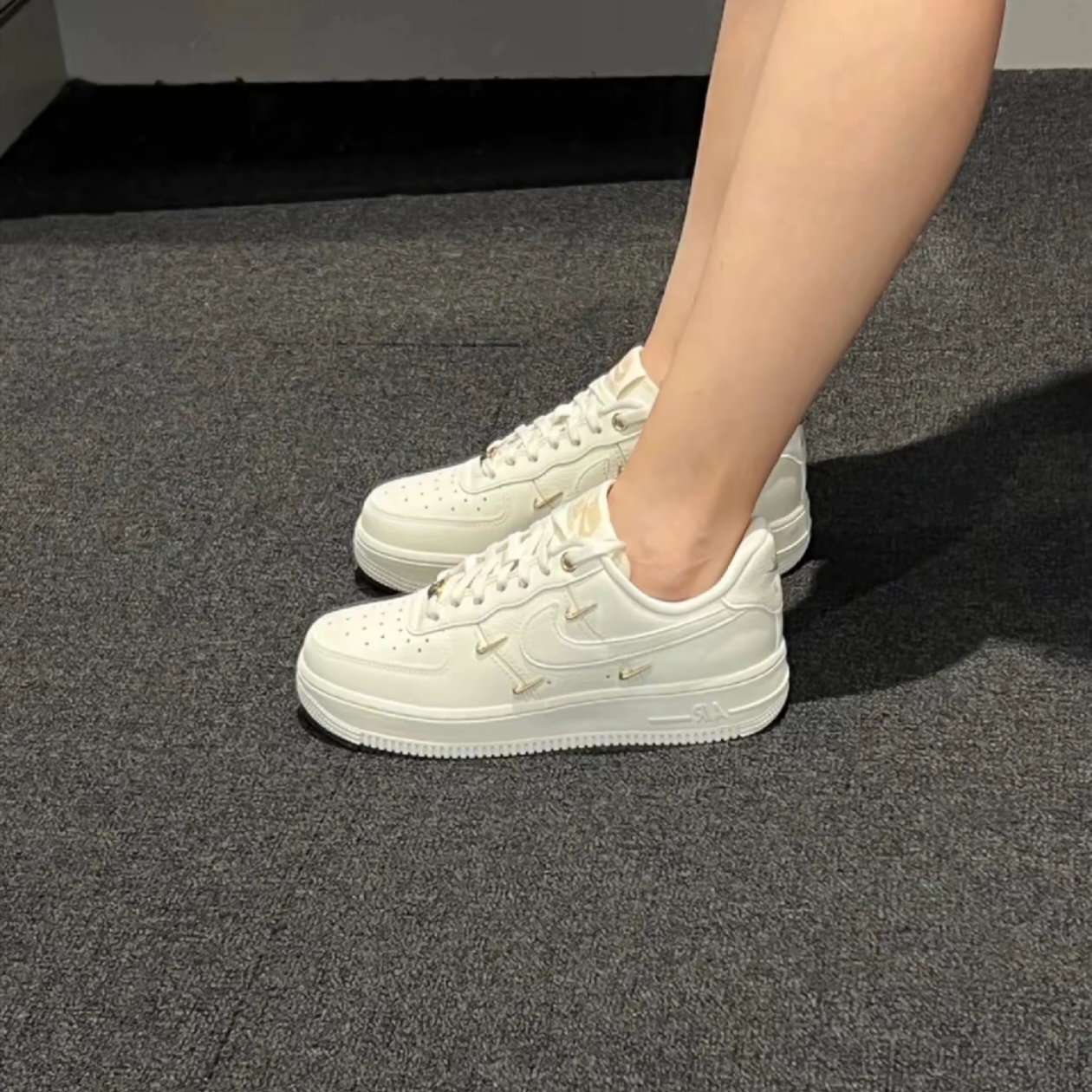 (W) Nike Air Force 1 Low '07 LX Sail Metallic Gold, Nike Air Force 1 '07 Low White 착용 스타일