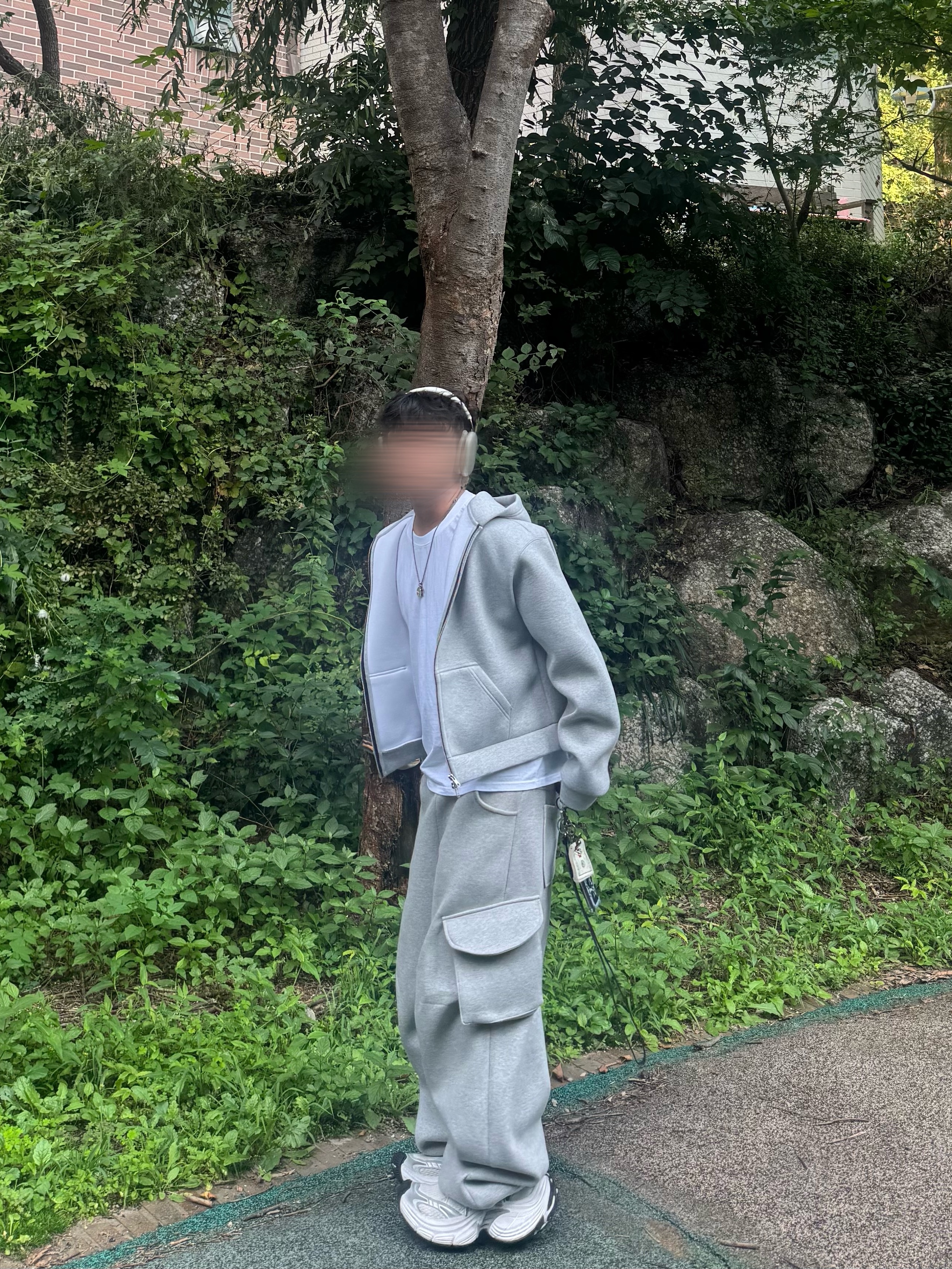 MJD X KOIN SEOUL Wide Cargo Sweat Pants, Balenciaga 10XL Sneakers White Grey Silver Black 착용 스타일 - 5