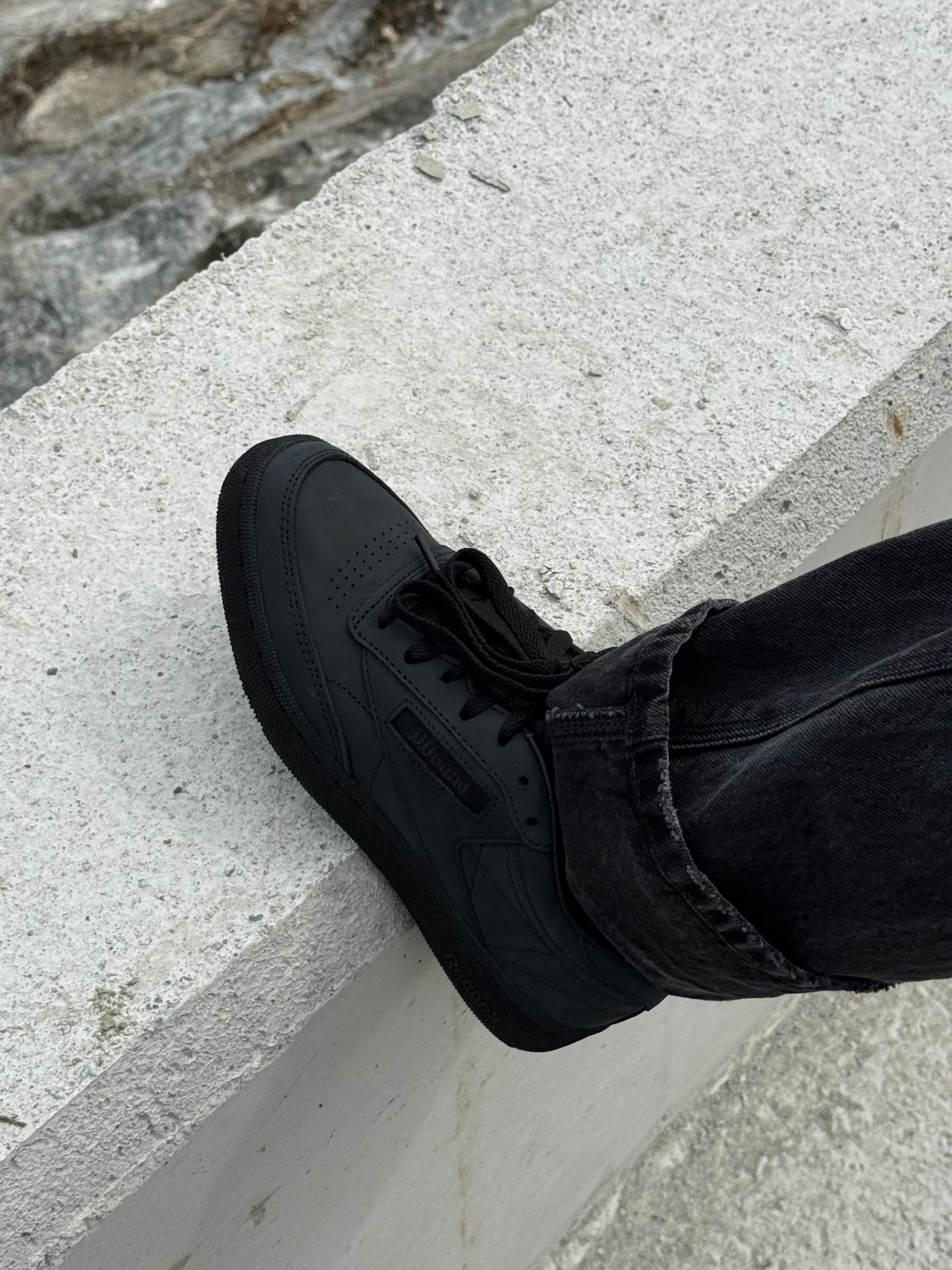 Reebok x JJJJound Club C 85 Triple Black 착용 스타일 - 4