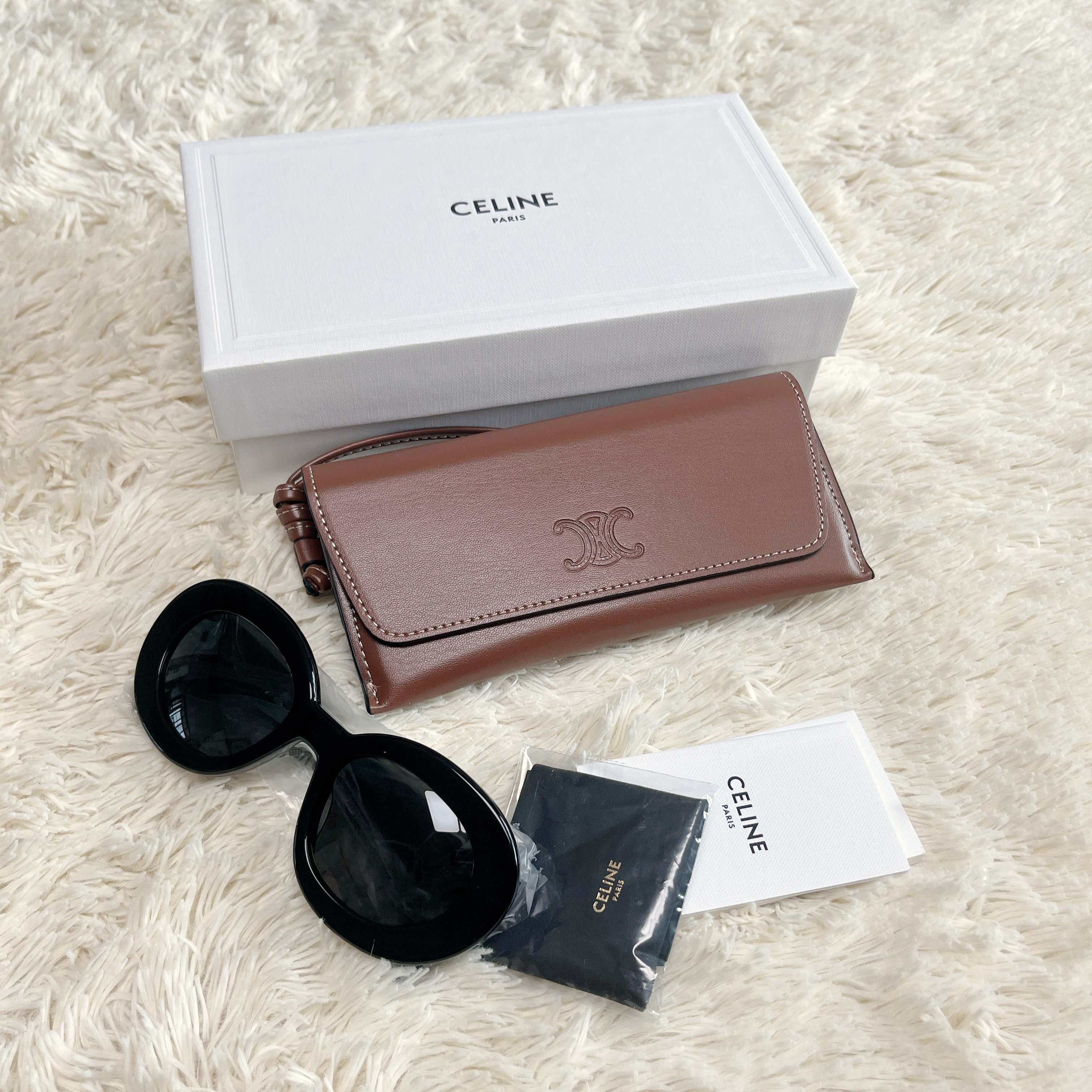 Celine Triomphe Skate 01 Sunglasses in Acetate Black 착용 스타일