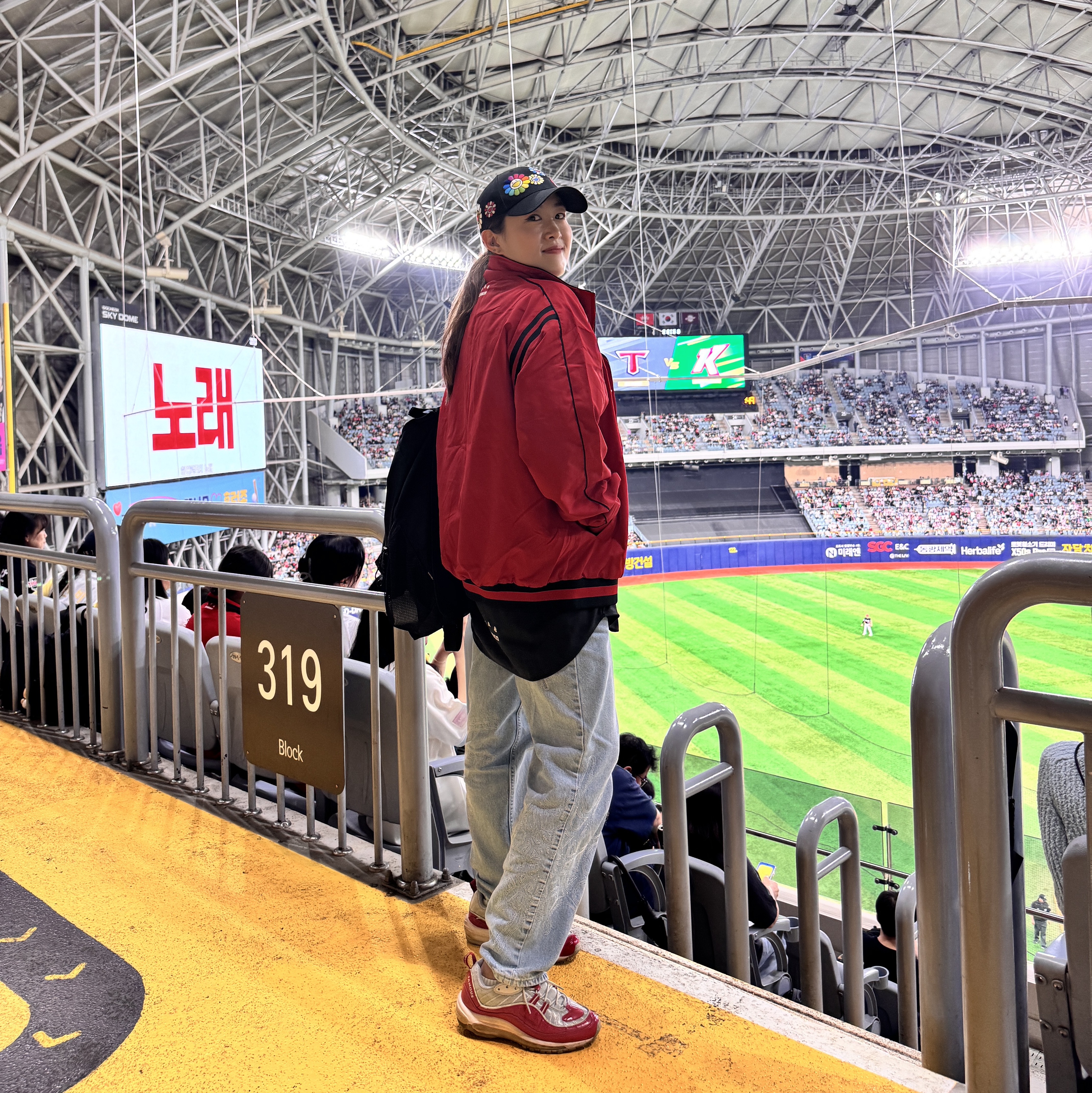 New Era x Murakami Takashi Ohana All Over Cap Black, Kia Tigers x IAB Studio 09 Old Spring Autumn Jumper Red 착용 스타일 - 1