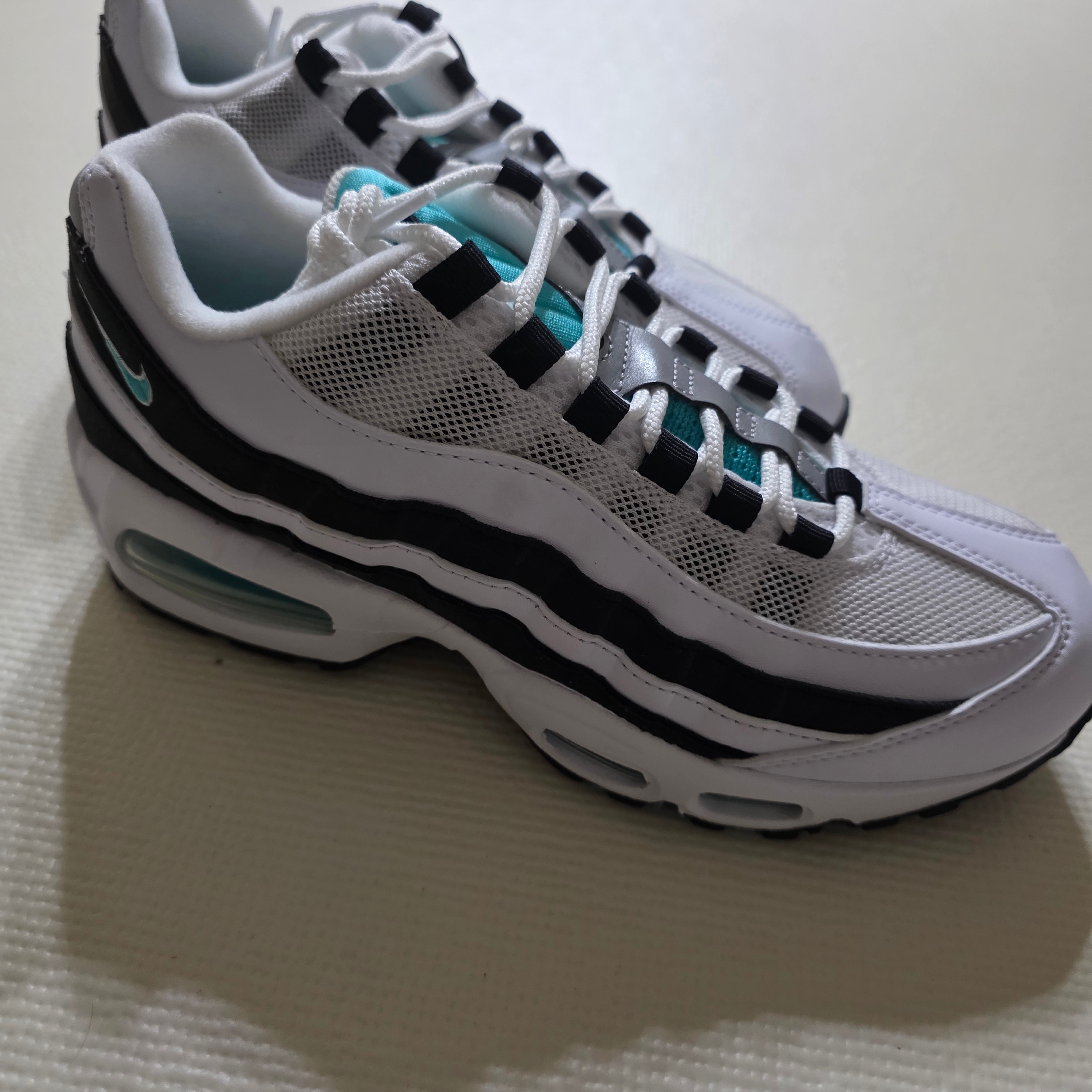 Nike Air Max 95 OG White and Black 착용 스타일 - 1