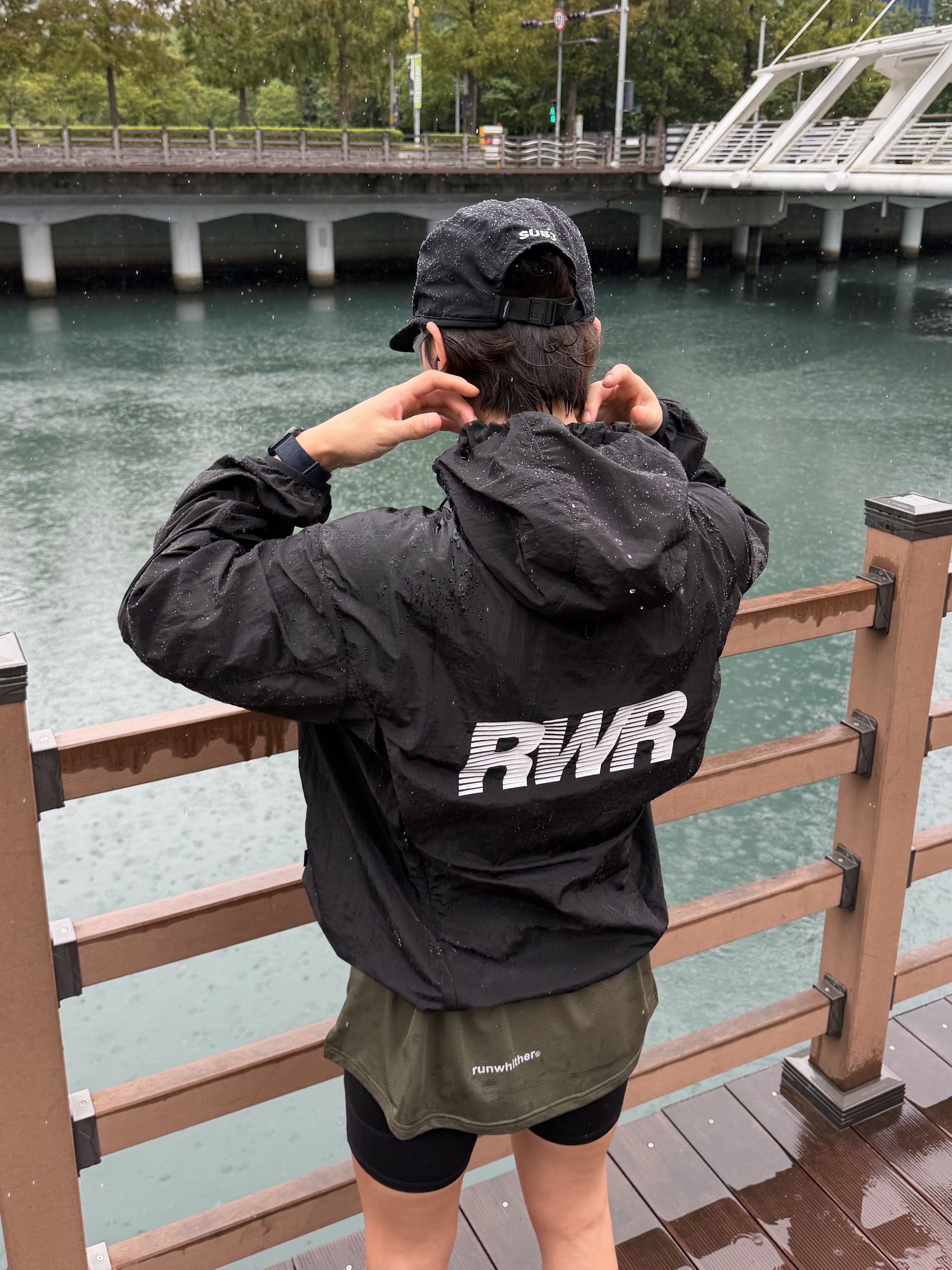 [KREAM 단독] runwhither Trail Cap Black, Oakley Eye Jacket Redux Silver Frame Prizm Black Polarized Lenses High Bridge Fit 착용 스타일 - 4