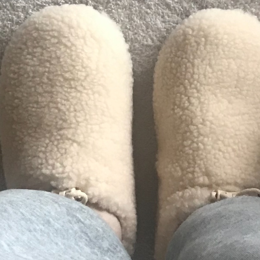 (W) UGG Plushy Slipper Natural Chestnut 착용 스타일