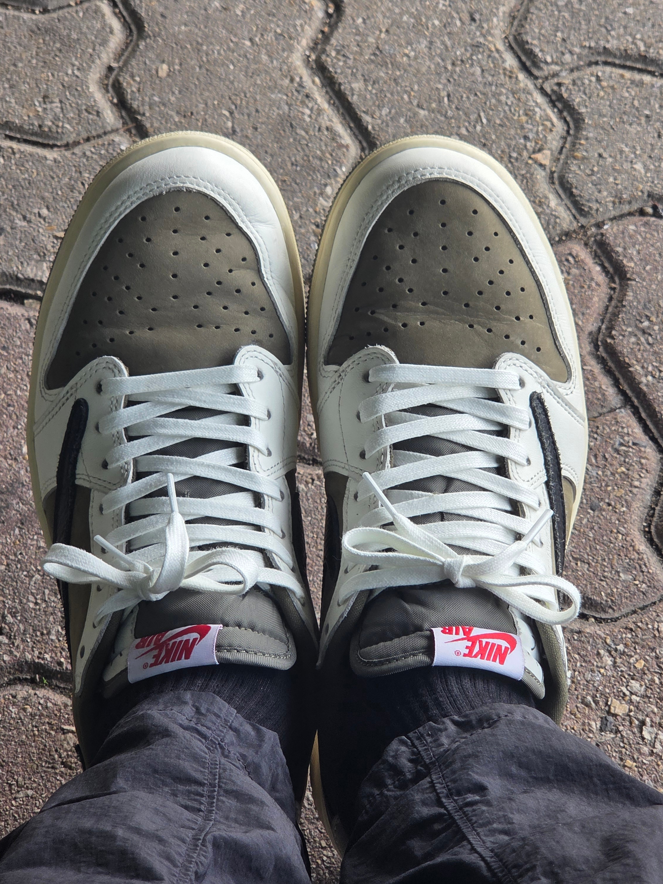 Jordan 1 x Travis Scott Retro Low OG SP Reverse Olive 착용 스타일 - 3