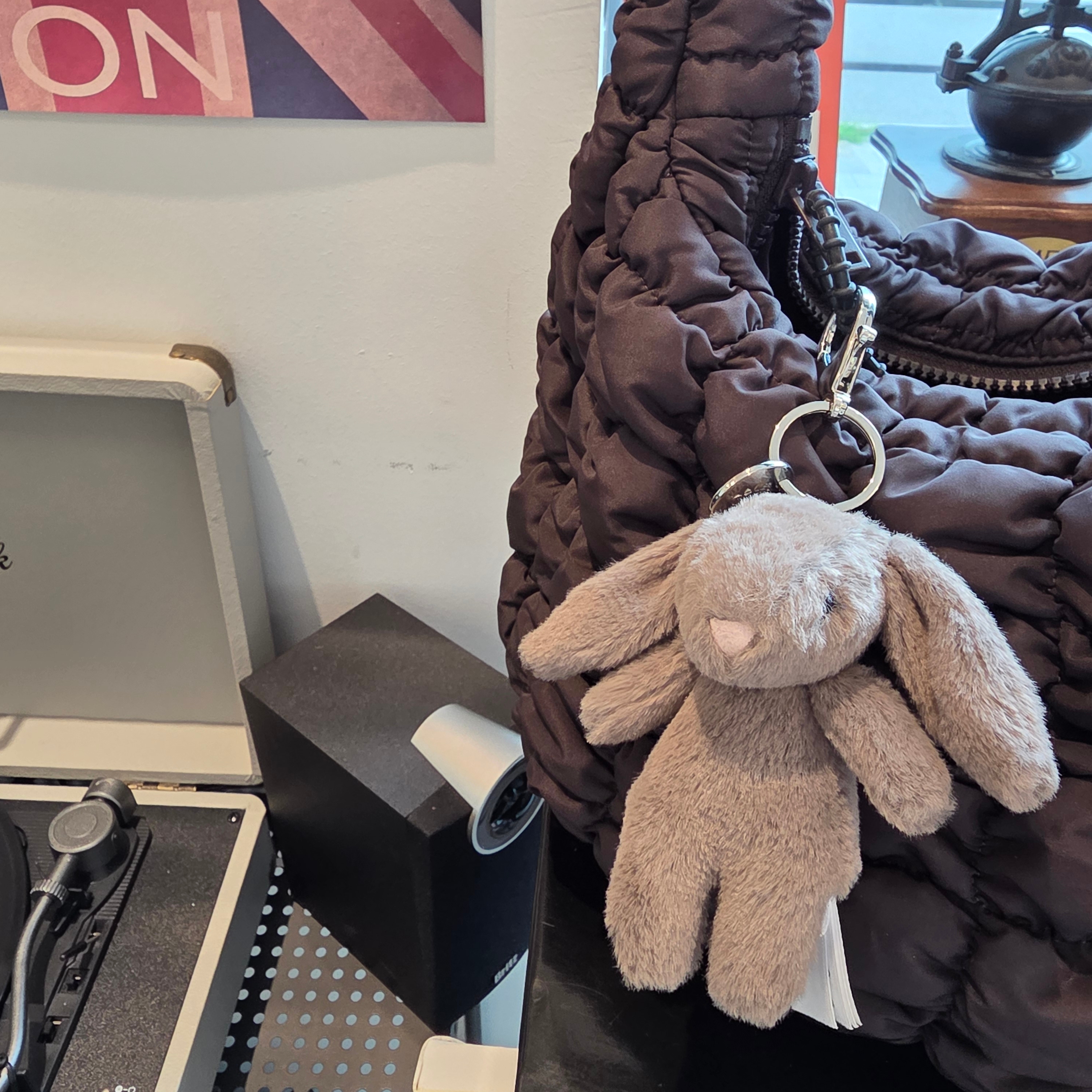 Jellycat Bashful Bunny Truffle Bag Charm Brown 착용 스타일 - 1