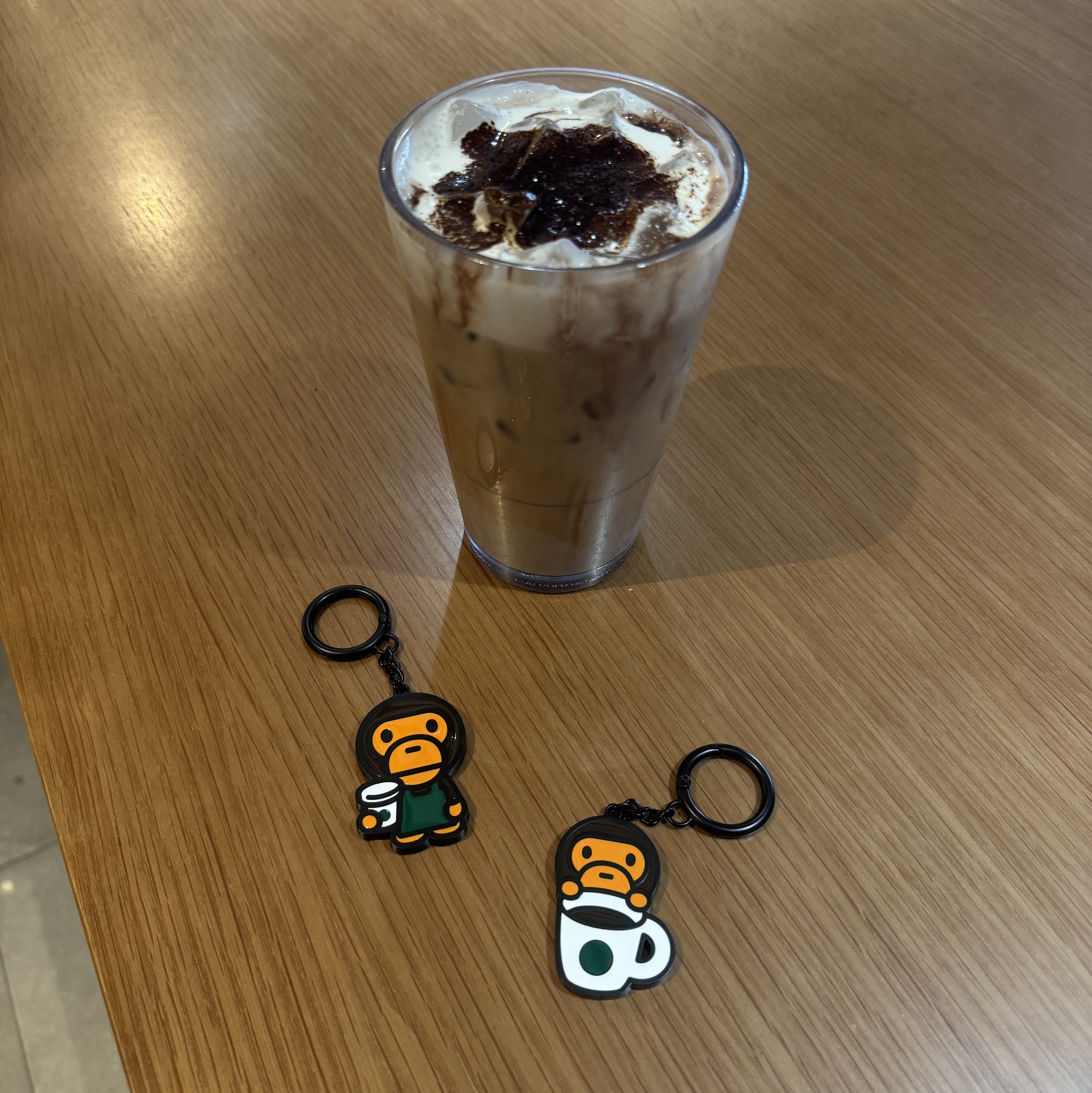 Starbucks x BAPE Baby Milo Keychain, Starbucks x BAPE Baby Milo Keychain 착용 스타일 - 2