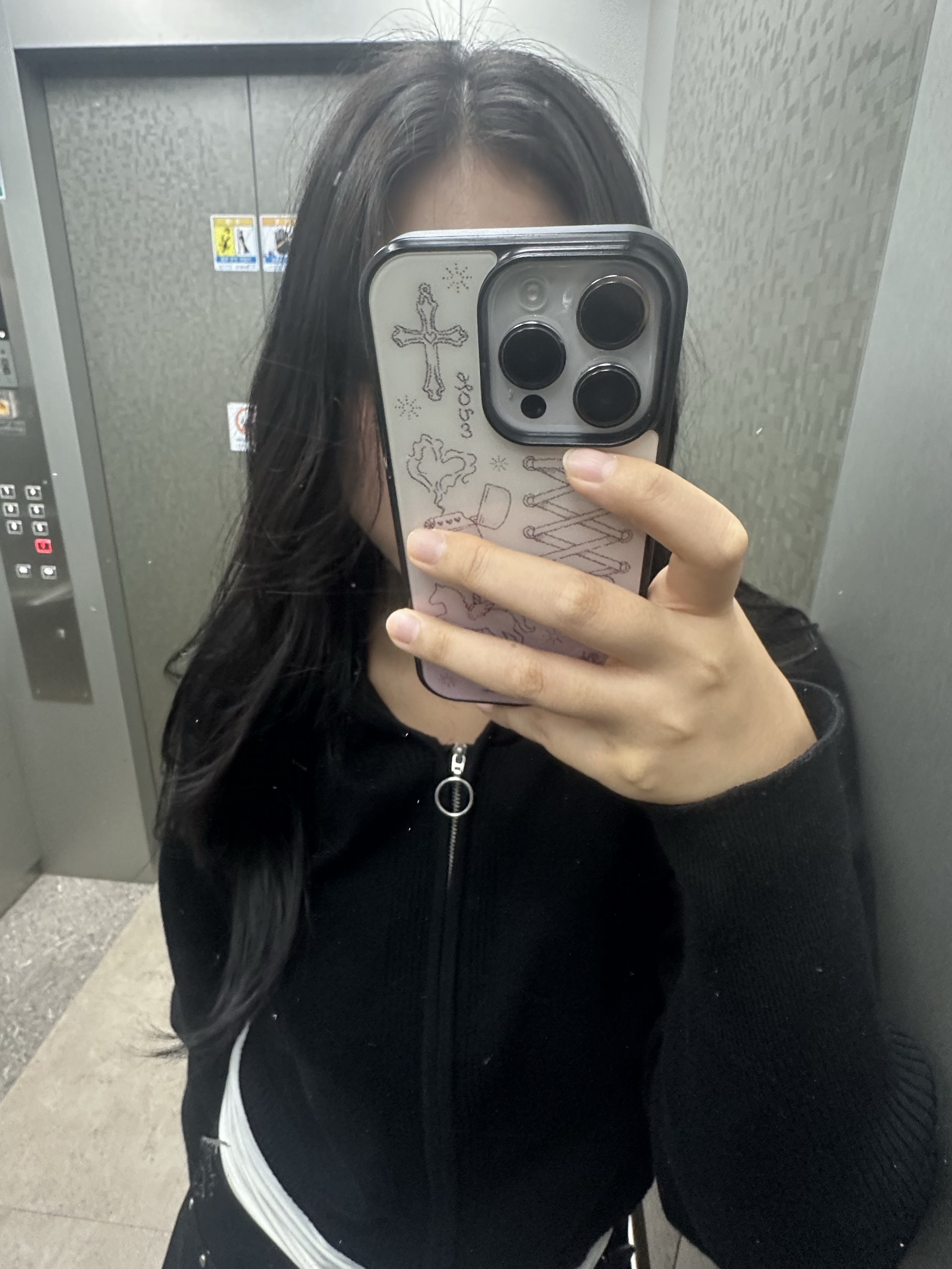 (W) Mischief Rhombus Knitted Hoodie Black 착용 스타일 - 1