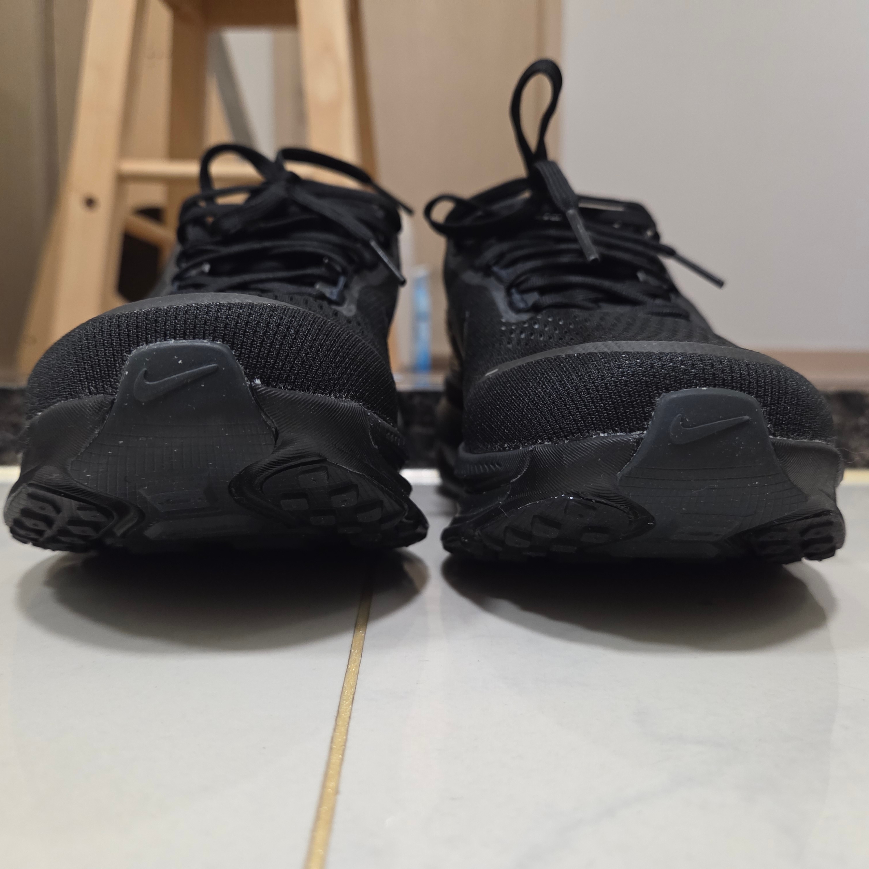 Nike Vomero 18 Black Dark Smoke Grey 착용 스타일 - 3