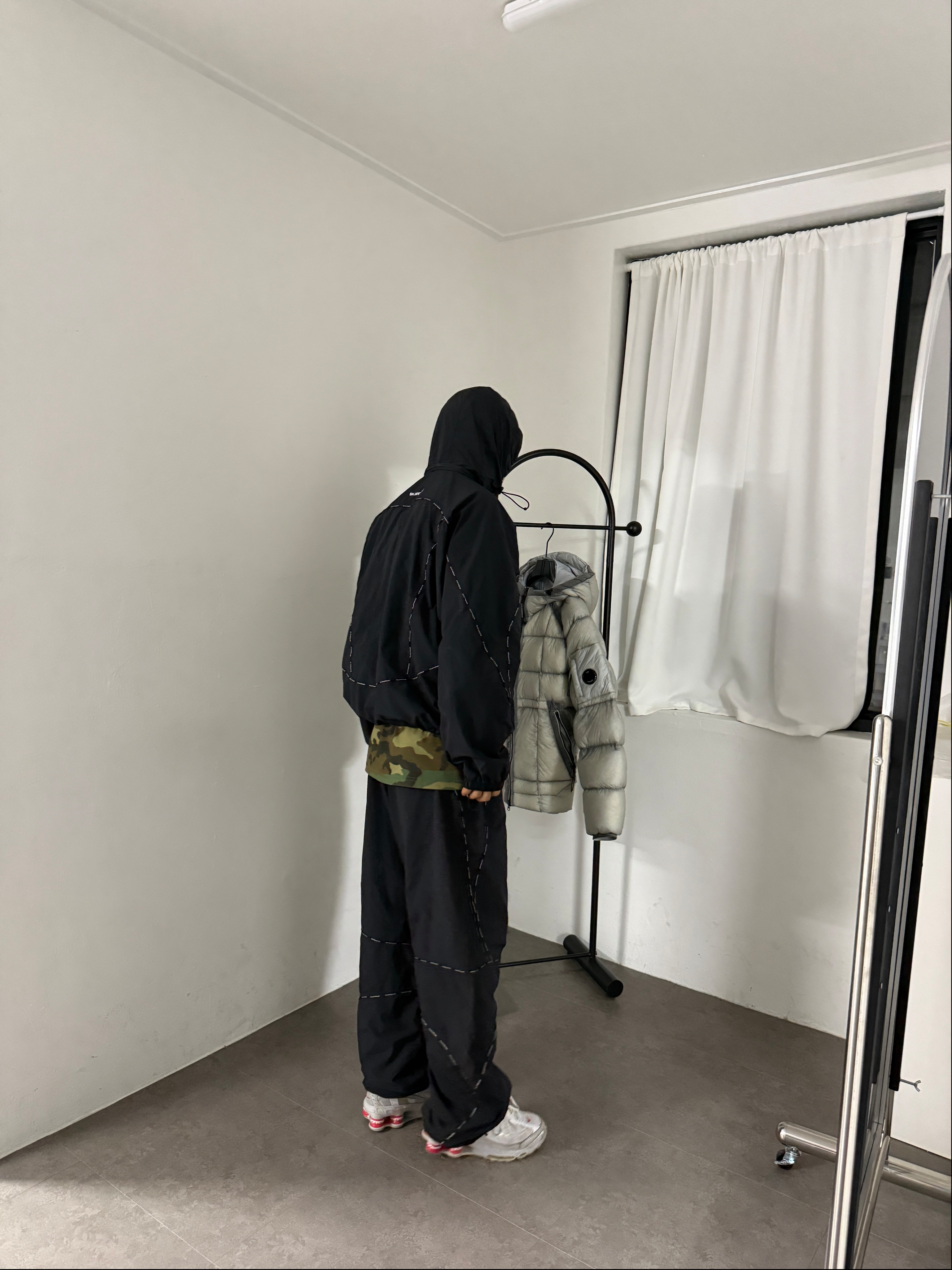 Supreme Logo Piping Hooded Track Jacket Black - 23FW, Supreme Logo Piping Track Pants Black - 23FW 착용 스타일