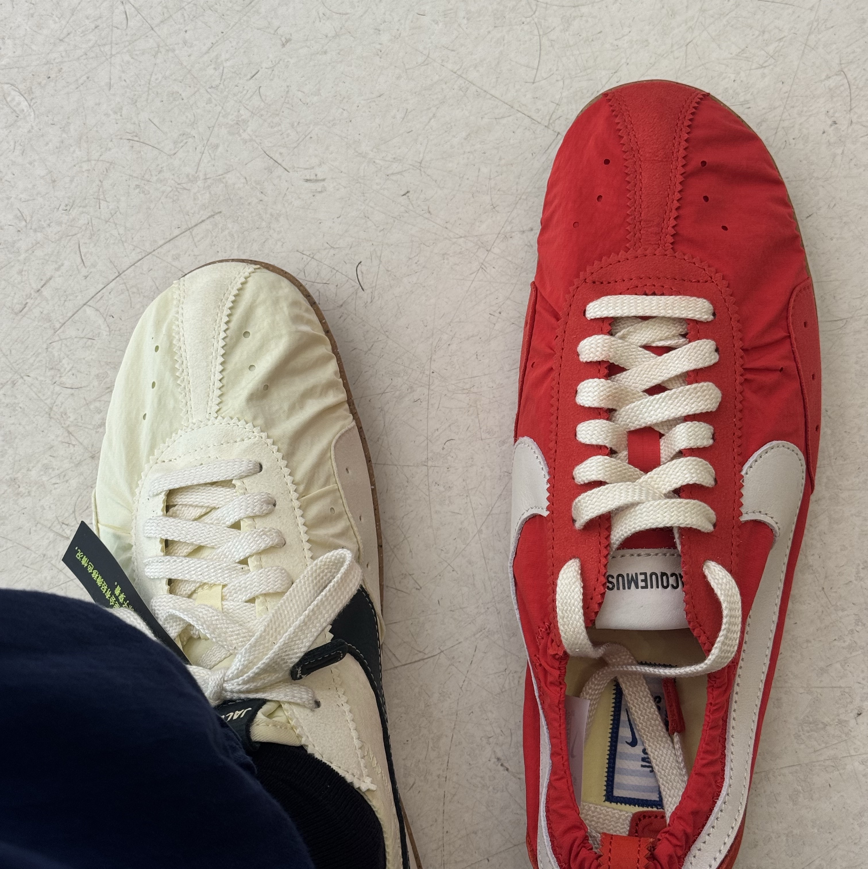 Nike x Jacquemus Moon Shoe SP Alabaster Off Noir, Nike x Jacquemus Moon Shoe SP University Red and Bicycle Yellow 착용 스타일 - 2