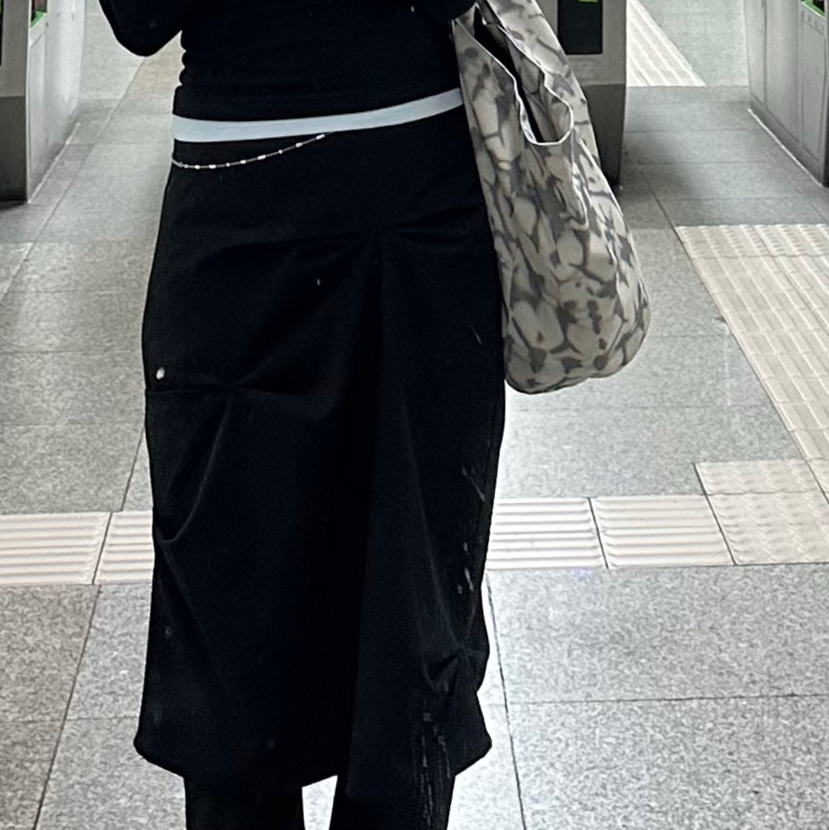 Alo Yoga Iconic Shopper Tote Bag Grey Tiedye 착용 스타일