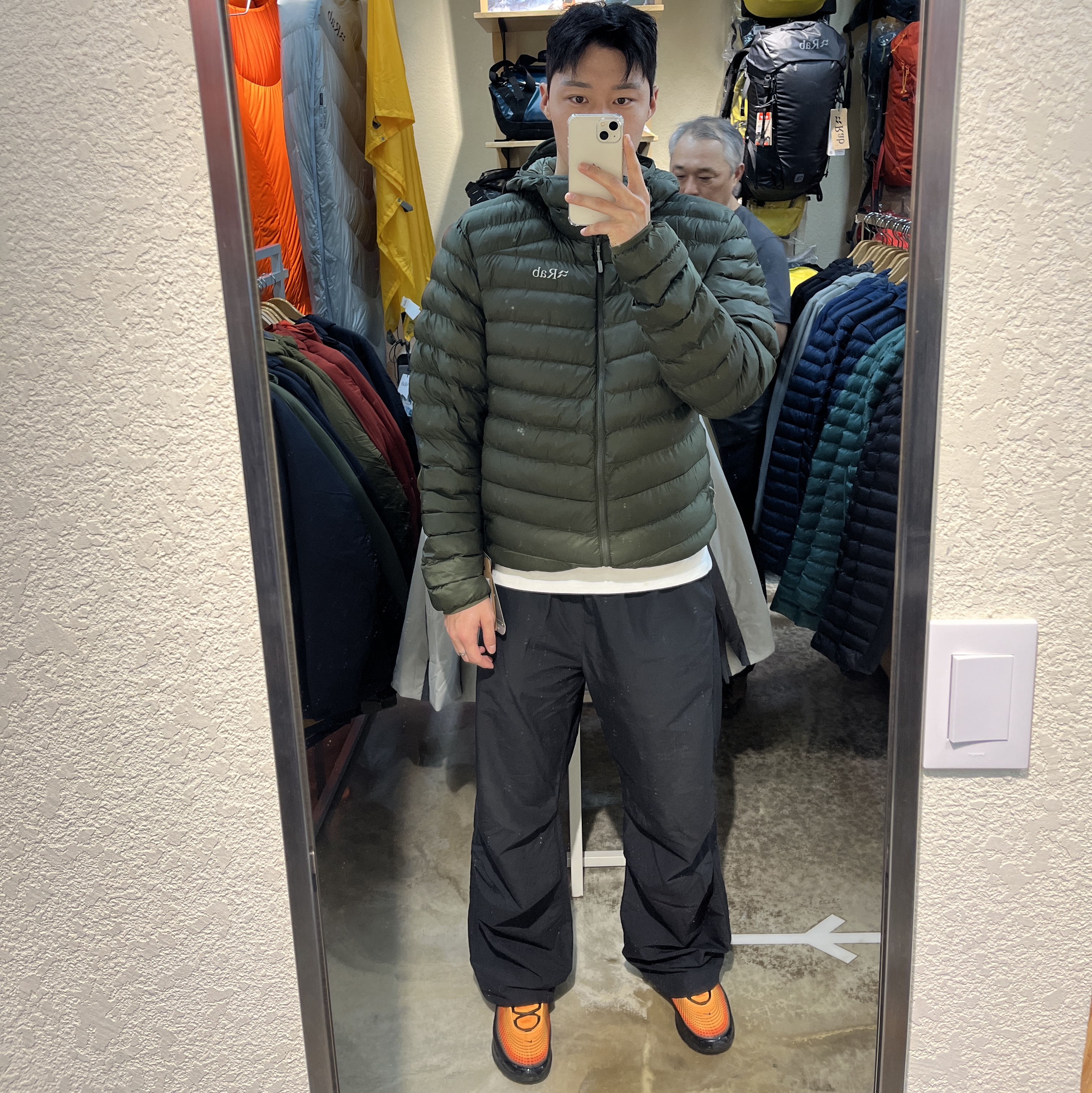 Rab Cirrus Alpine Insulated Jacket Black, Rab Microlight Alpine Jacket Dark Pollen 착용 스타일 - 3
