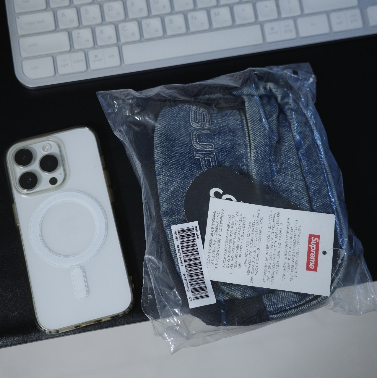 Supreme Denim Mini Shoulder Bag Washed Indigo - 25FW 착용 스타일 - 3