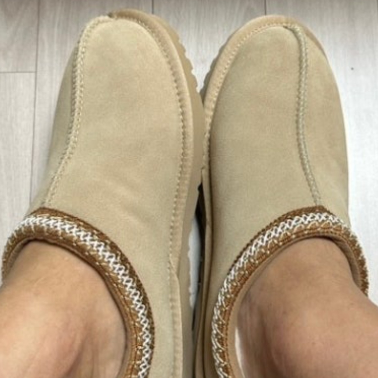 UGG Tasman Slipper Sand Santorini 착용 스타일