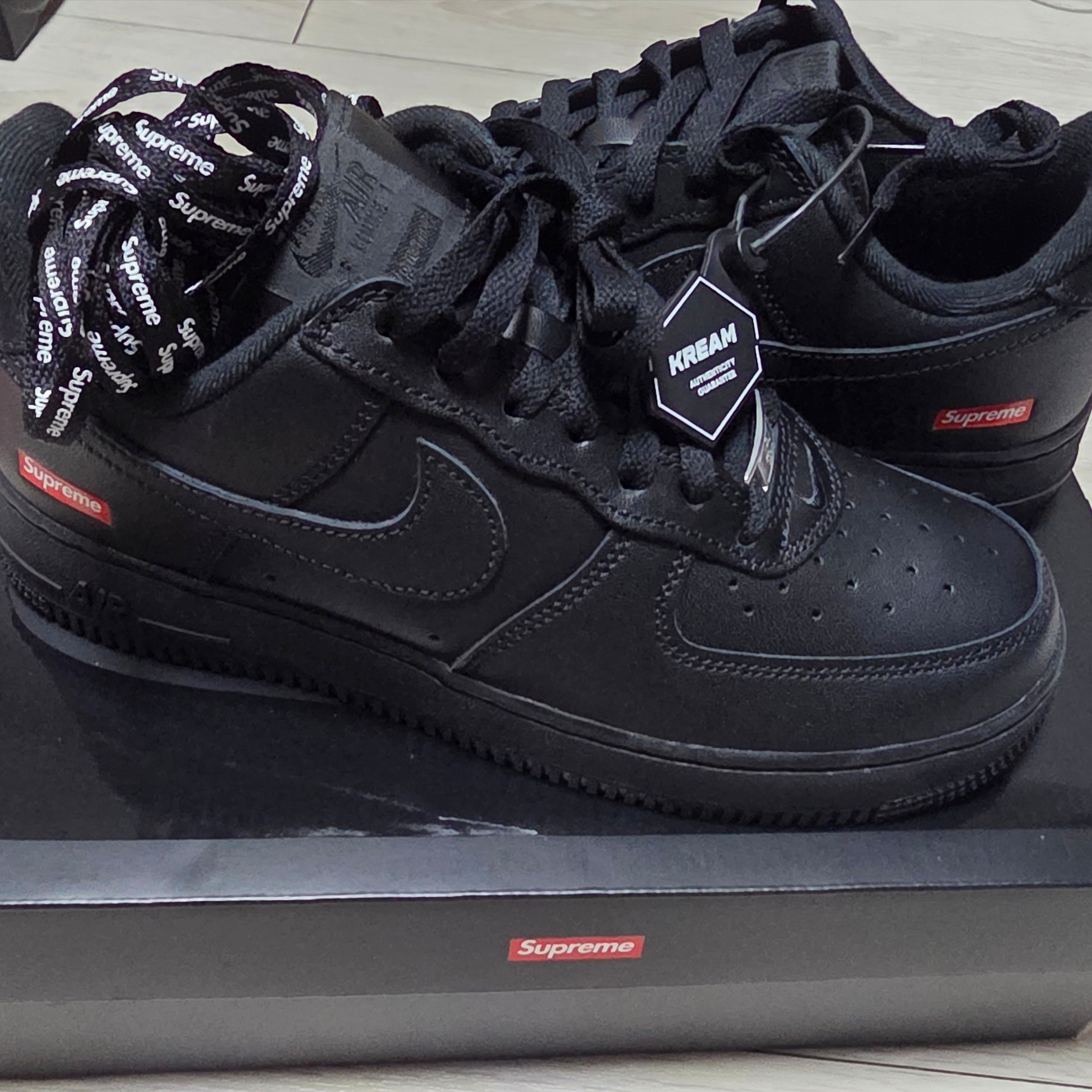 Nike x Supreme Air Force 1 Low Black 착용 스타일 - 3