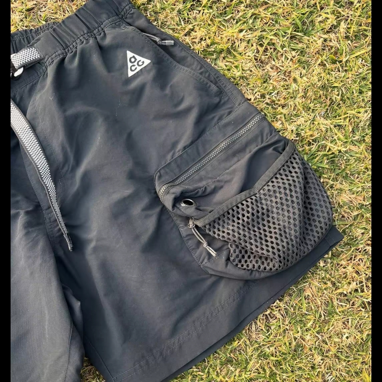 Nike ACG Snowgrass Cargo Shorts Black - Asia 착용 스타일 - 3