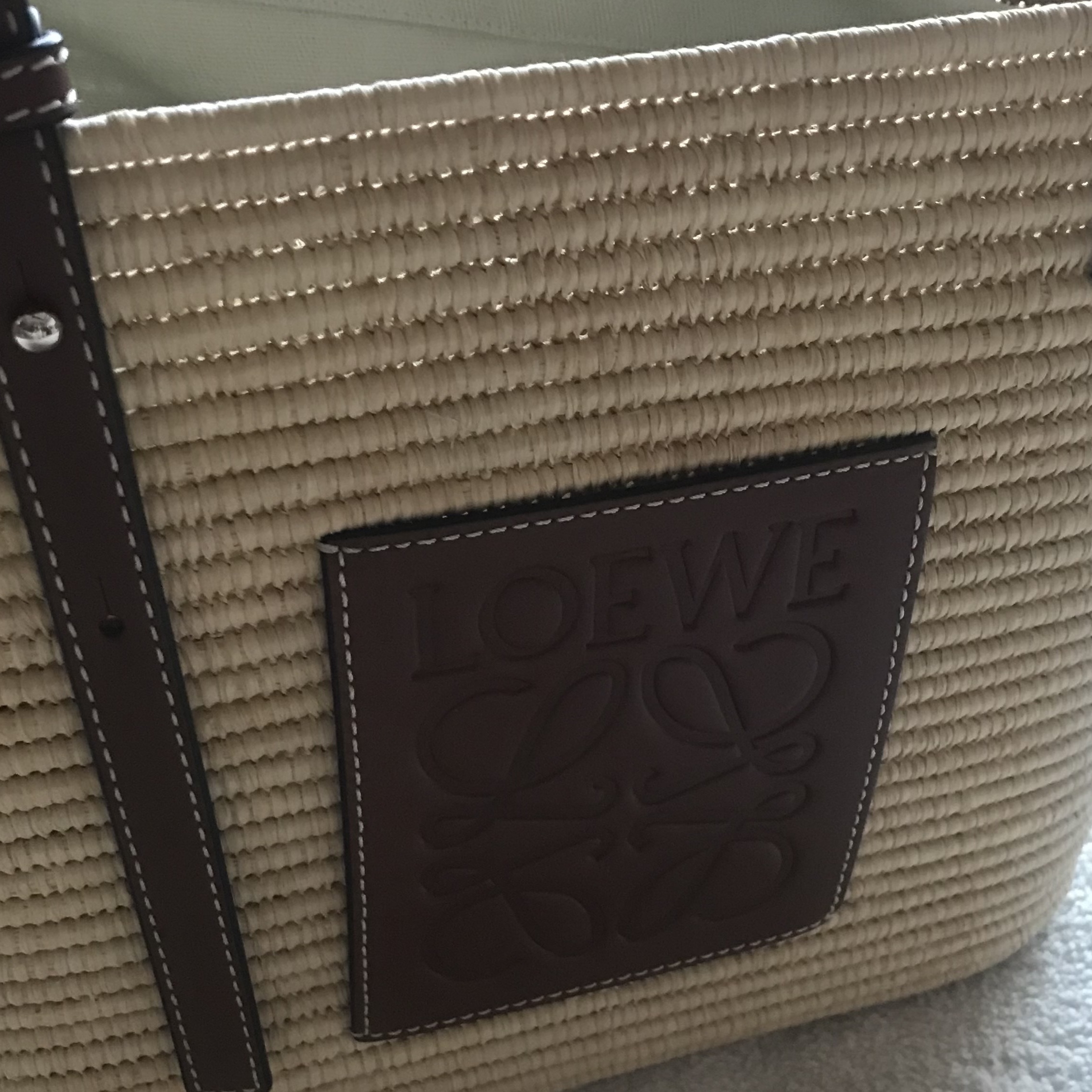 Loewe Small Square Basket Bag in Raffia and Calfskin Natural Pecan 착용 스타일