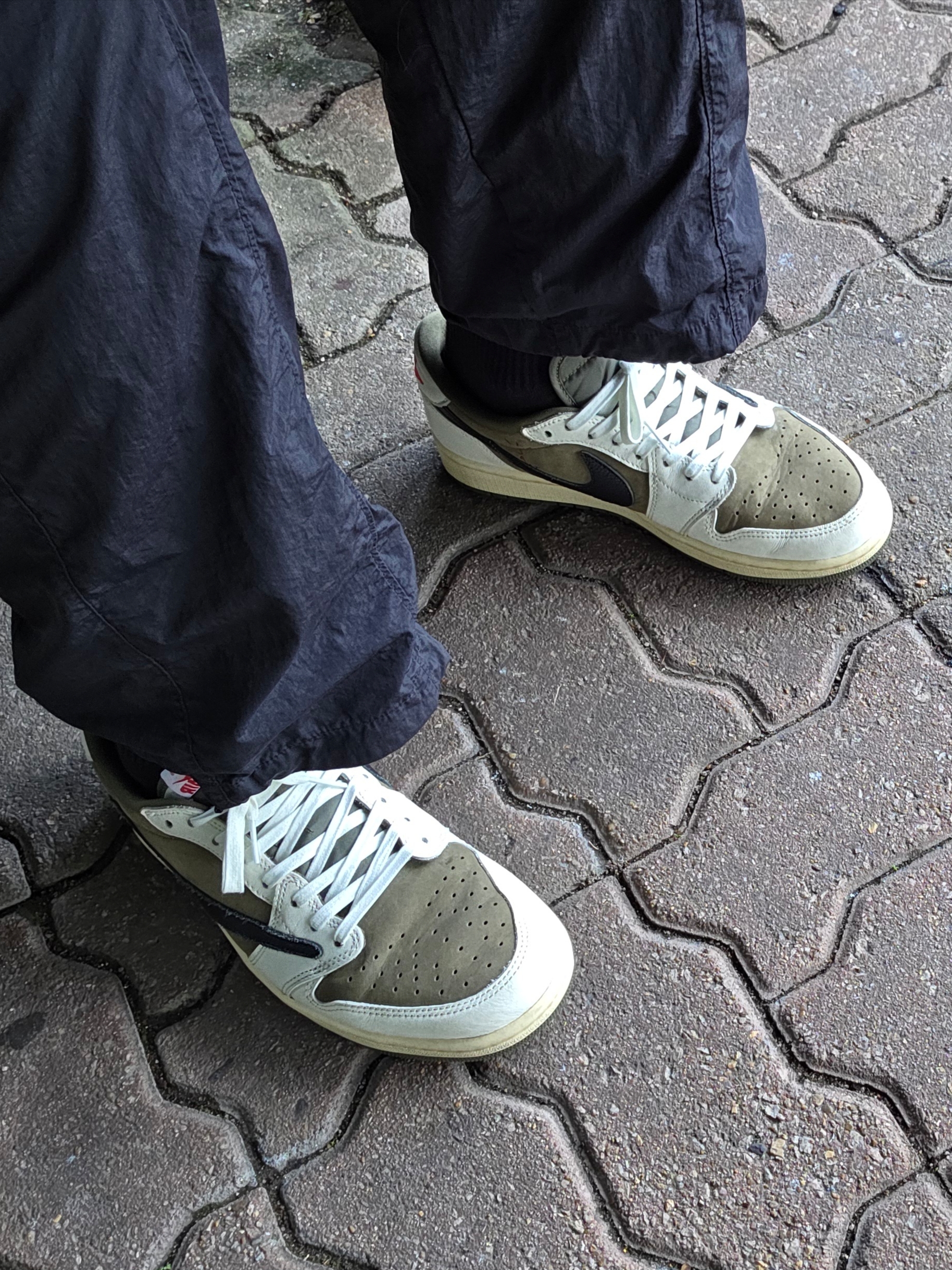 Jordan 1 x Travis Scott Retro Low OG SP Reverse Olive 착용 스타일 - 2