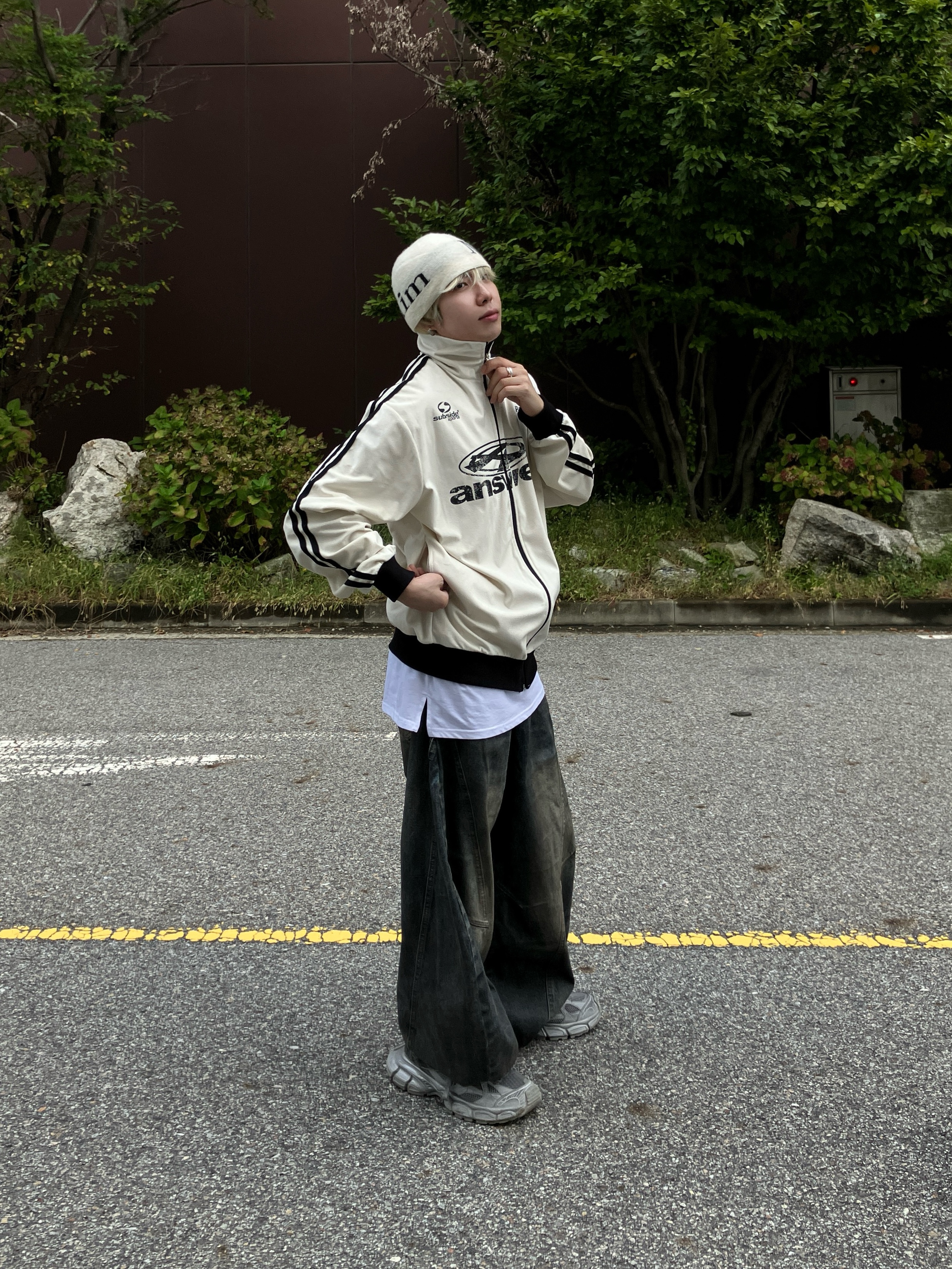 Matin Kim Logo Jacquard Short Beanie White, Balenciaga 3XL Sneakers Light Beige 착용 스타일 - 2