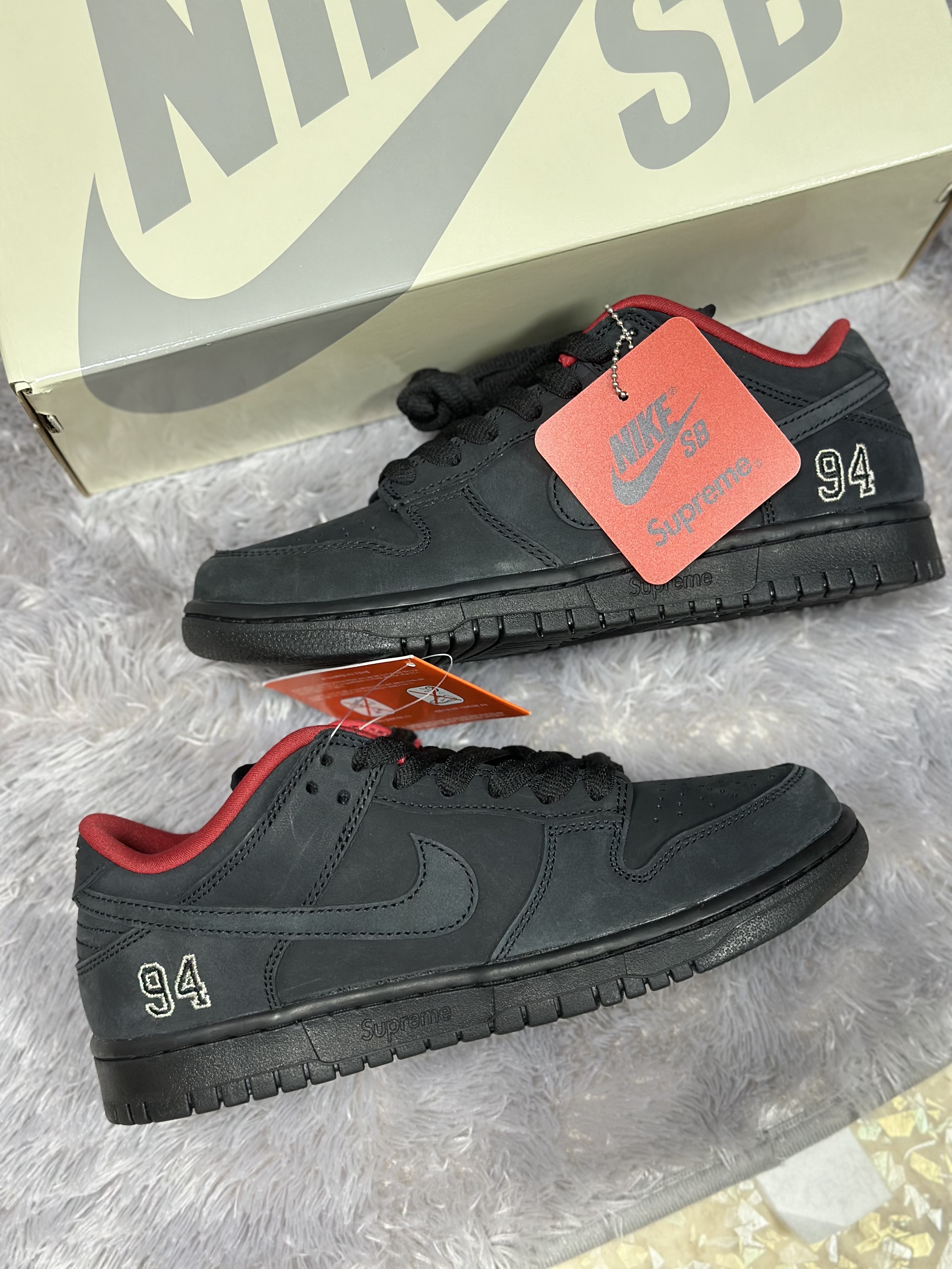Nike x Supreme SB Dunk Low Black 착용 스타일 - 1