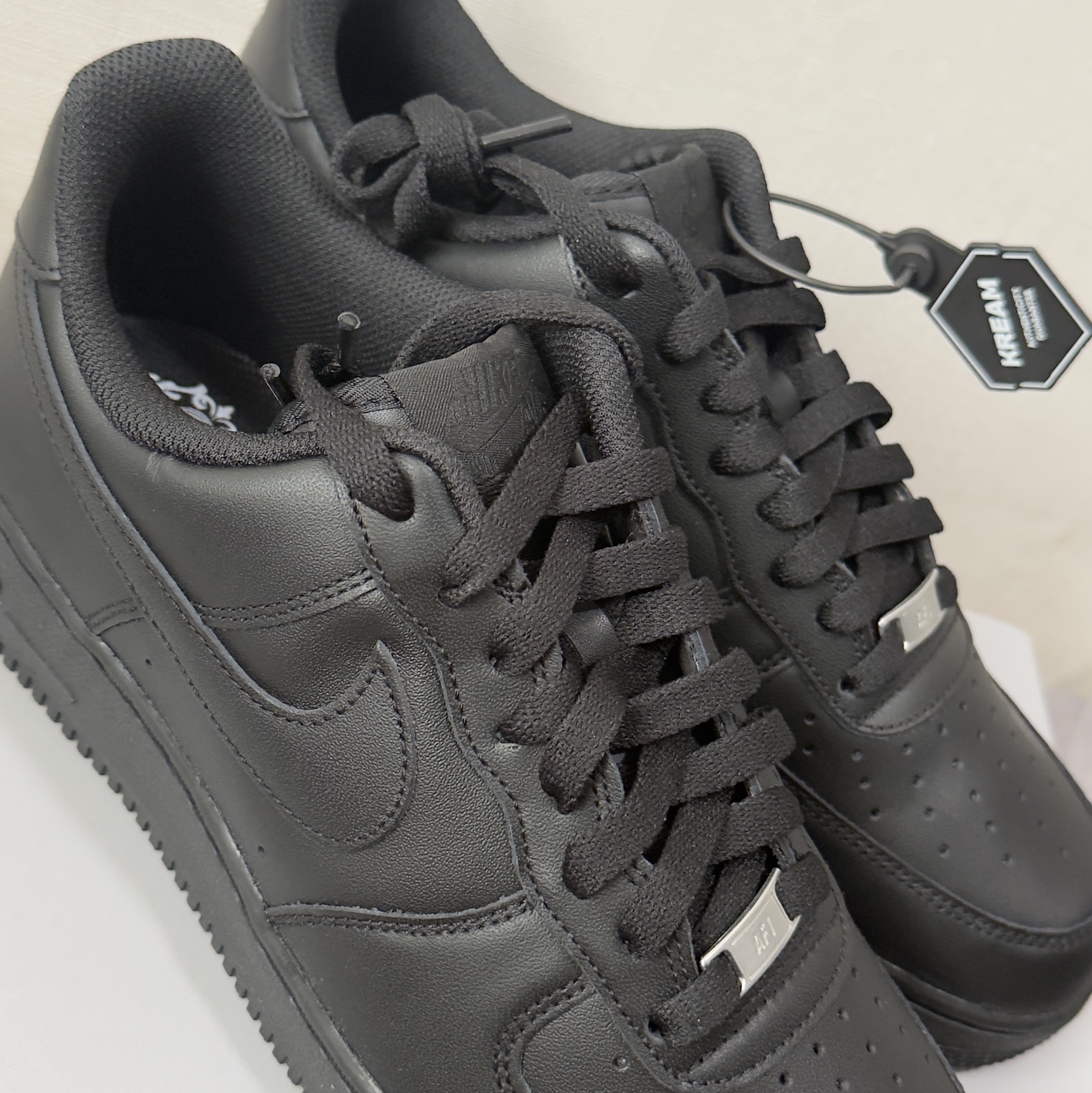 Nike Air Force 1 '07 Low Triple Black 착용 스타일