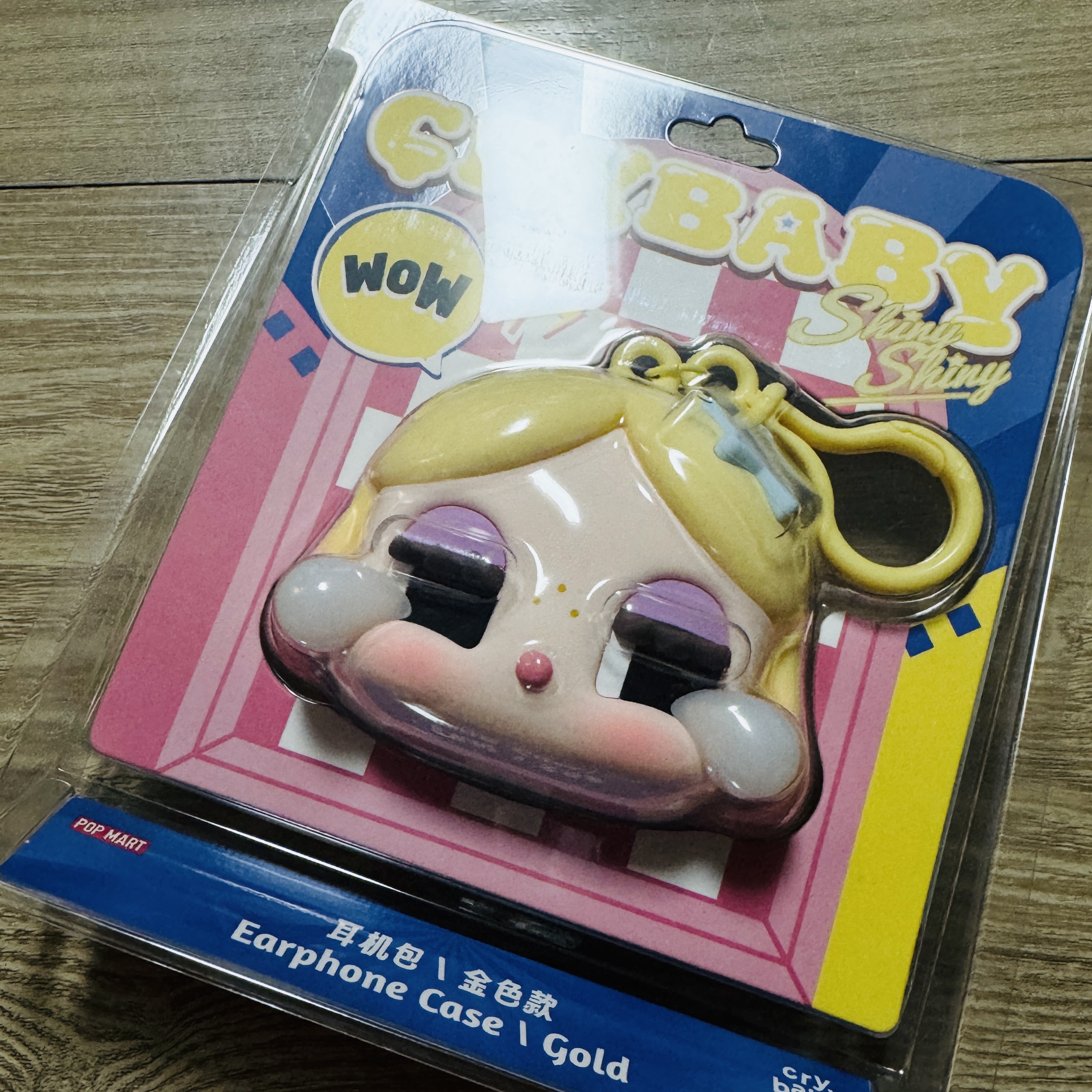 Pop Mart Crybaby Shiny Shiny Series Earphone Case Gold 착용 스타일