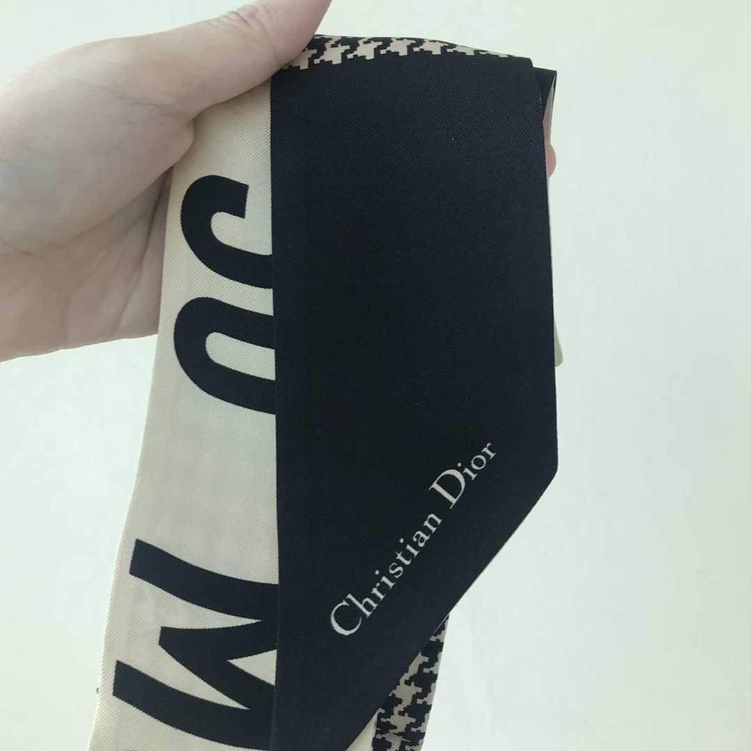 (W) Dior 30 Montaigne Mitzah Scarf Silk Twill Black White 착용 스타일