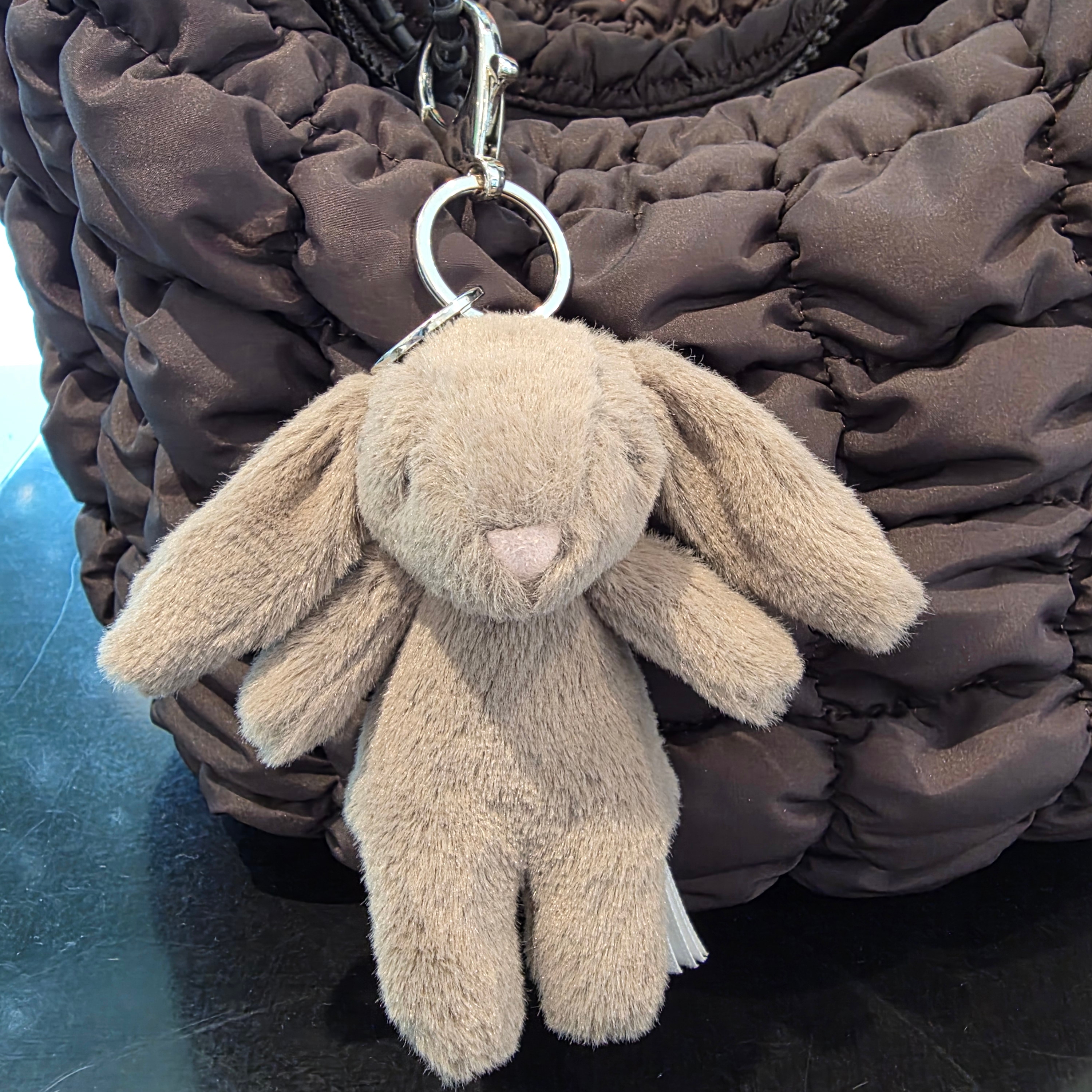 Jellycat Bashful Bunny Truffle Bag Charm Brown 착용 스타일 - 2