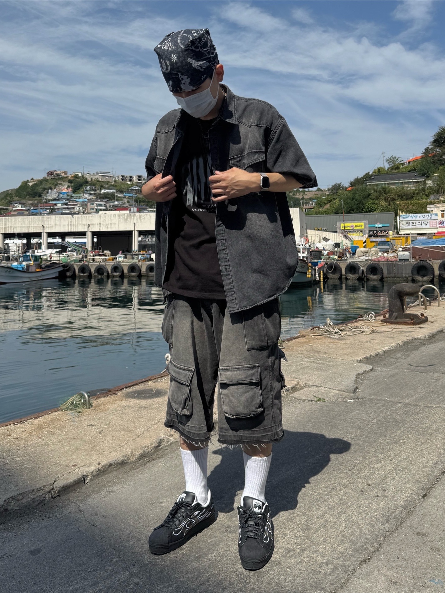Adidas x NSRC Superstar Ripple Core Black Transl, Nos Couleurs Old Washed Cargo Denim Shorts Dark Grey 착용 스타일 - 1