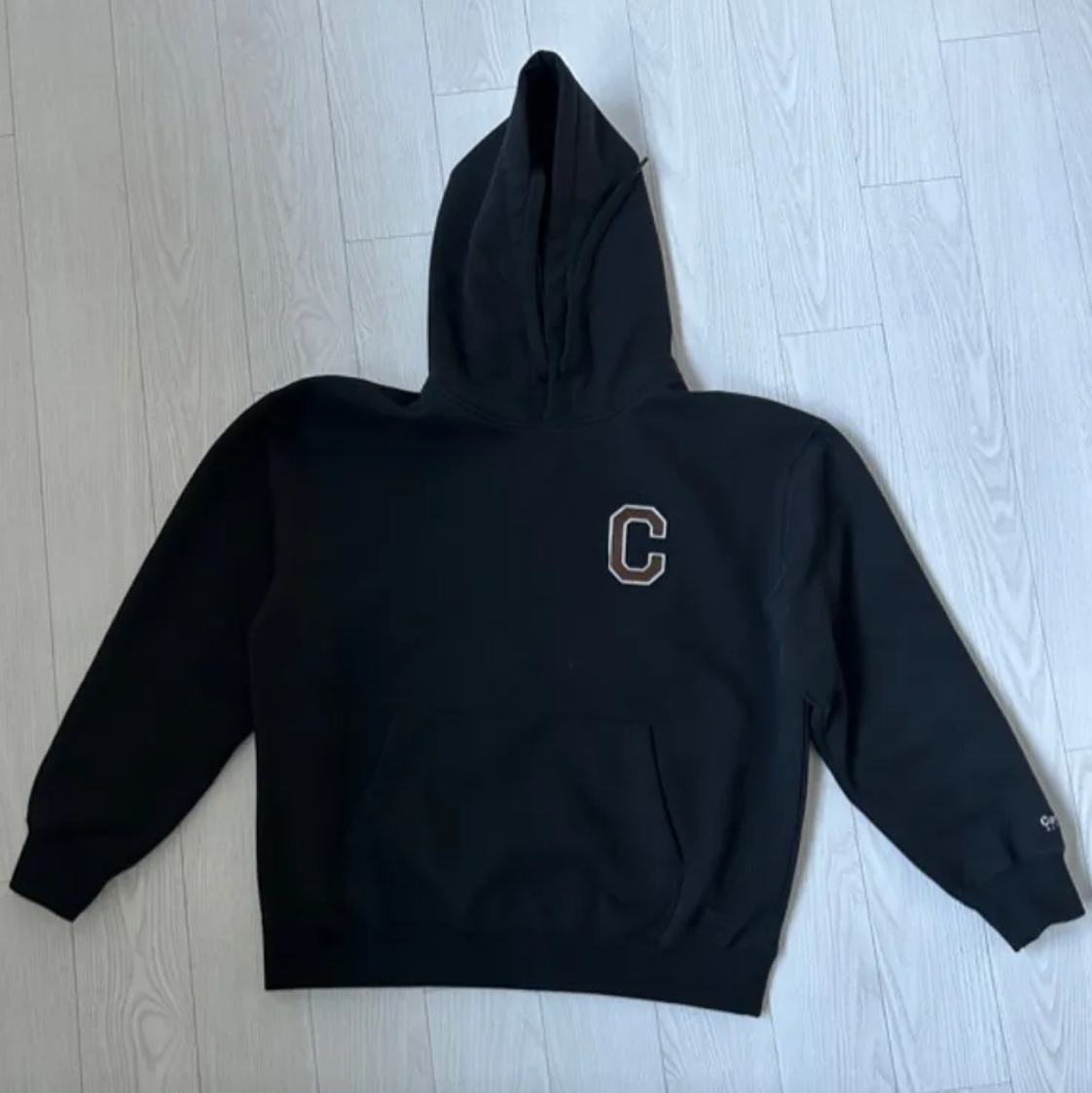Covernat C Logo Hoodie Navy 착용 스타일