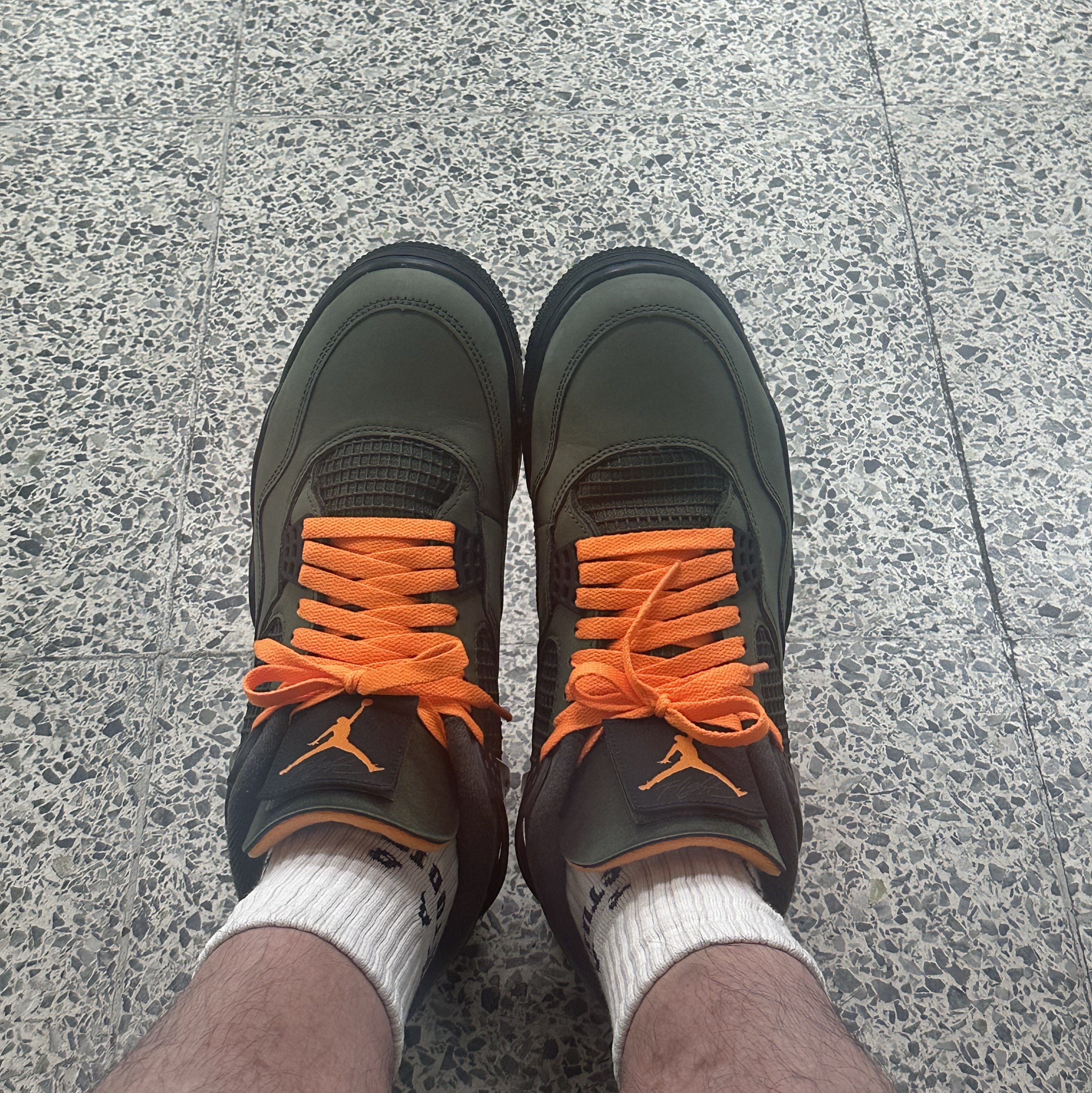 Jordan 4 x Undefeated Retro OG SP Deep Green and Clementine 착용 스타일