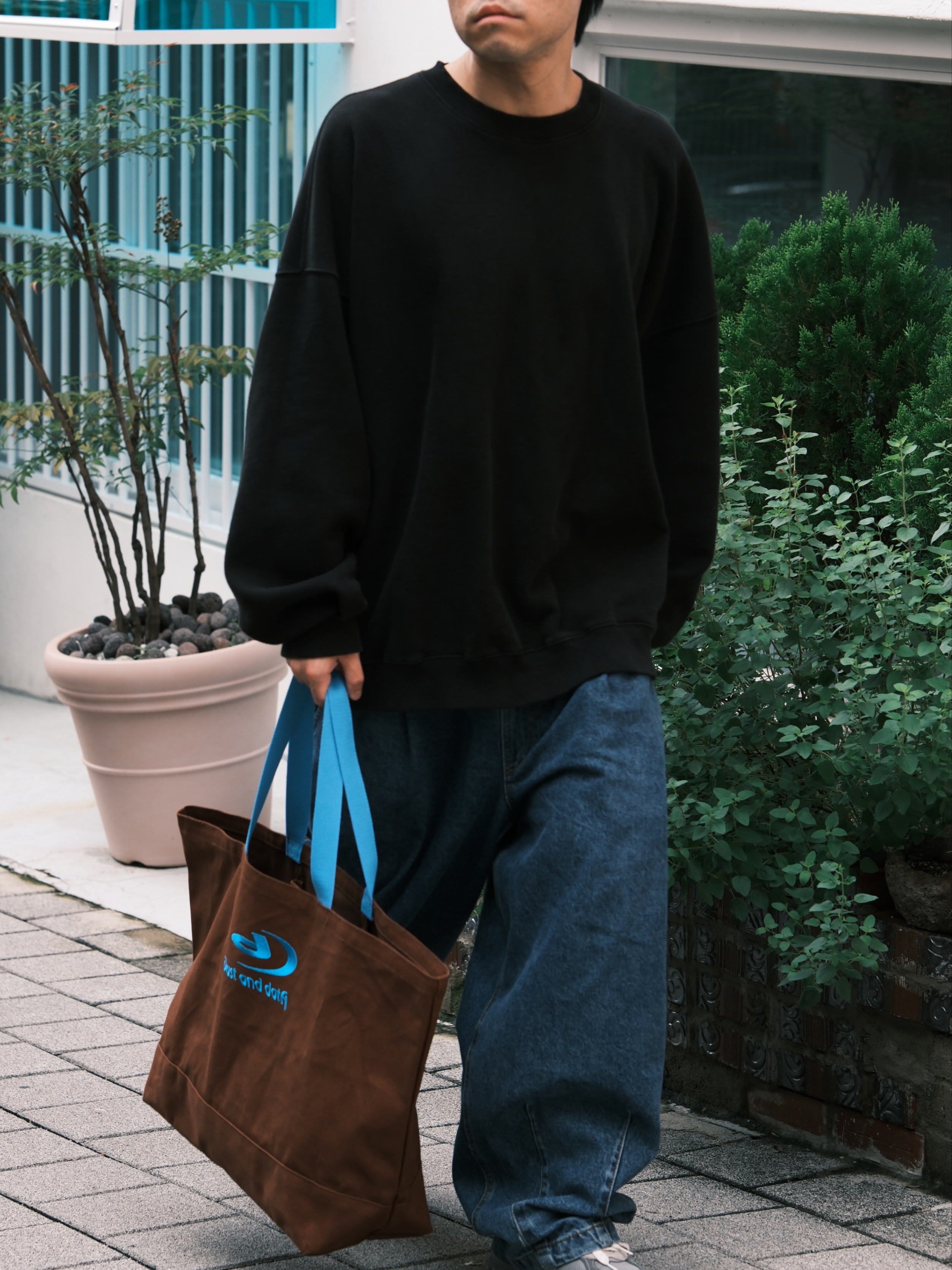 Dust and Data Core Logo Tote Bag Brown 착용 스타일