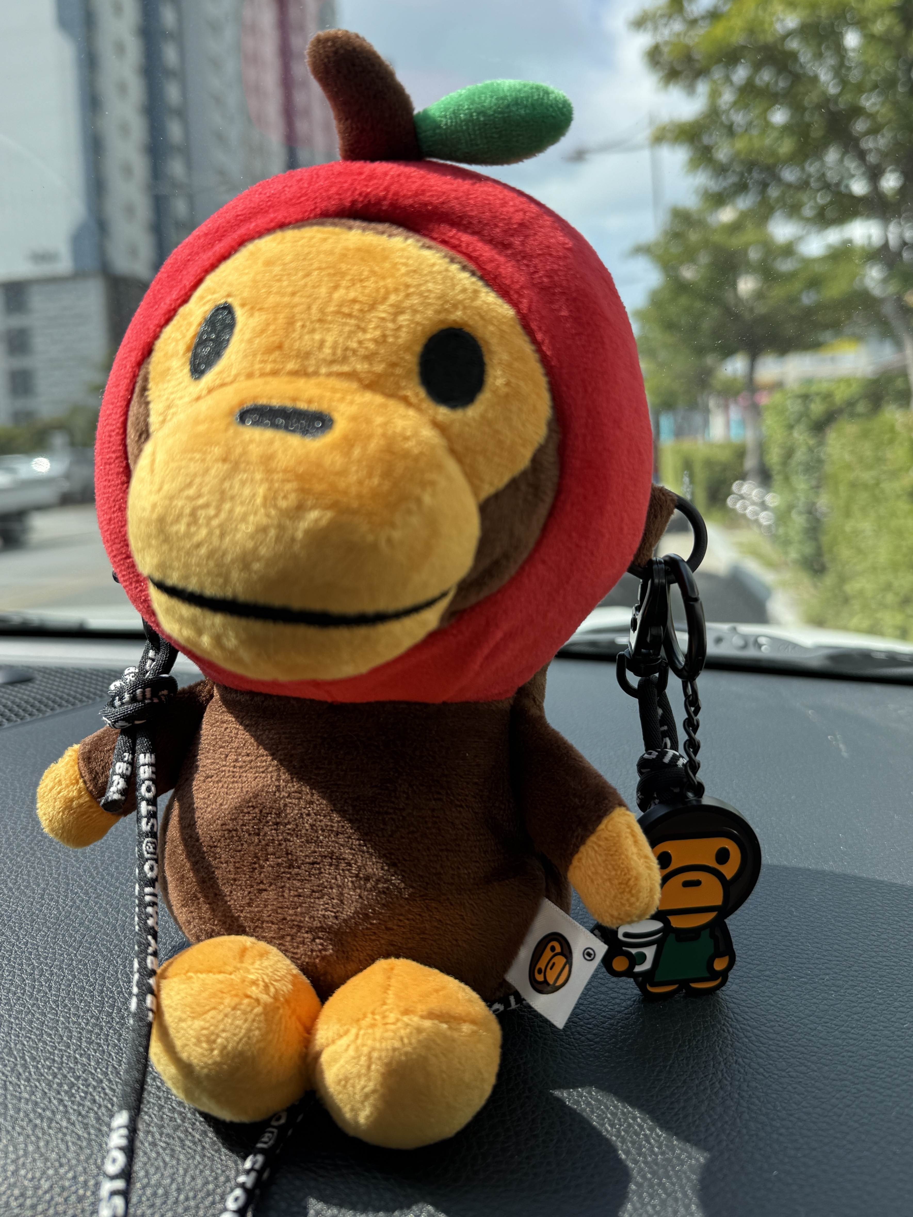 Starbucks x BAPE Baby Milo Keychain 착용 스타일 - 2