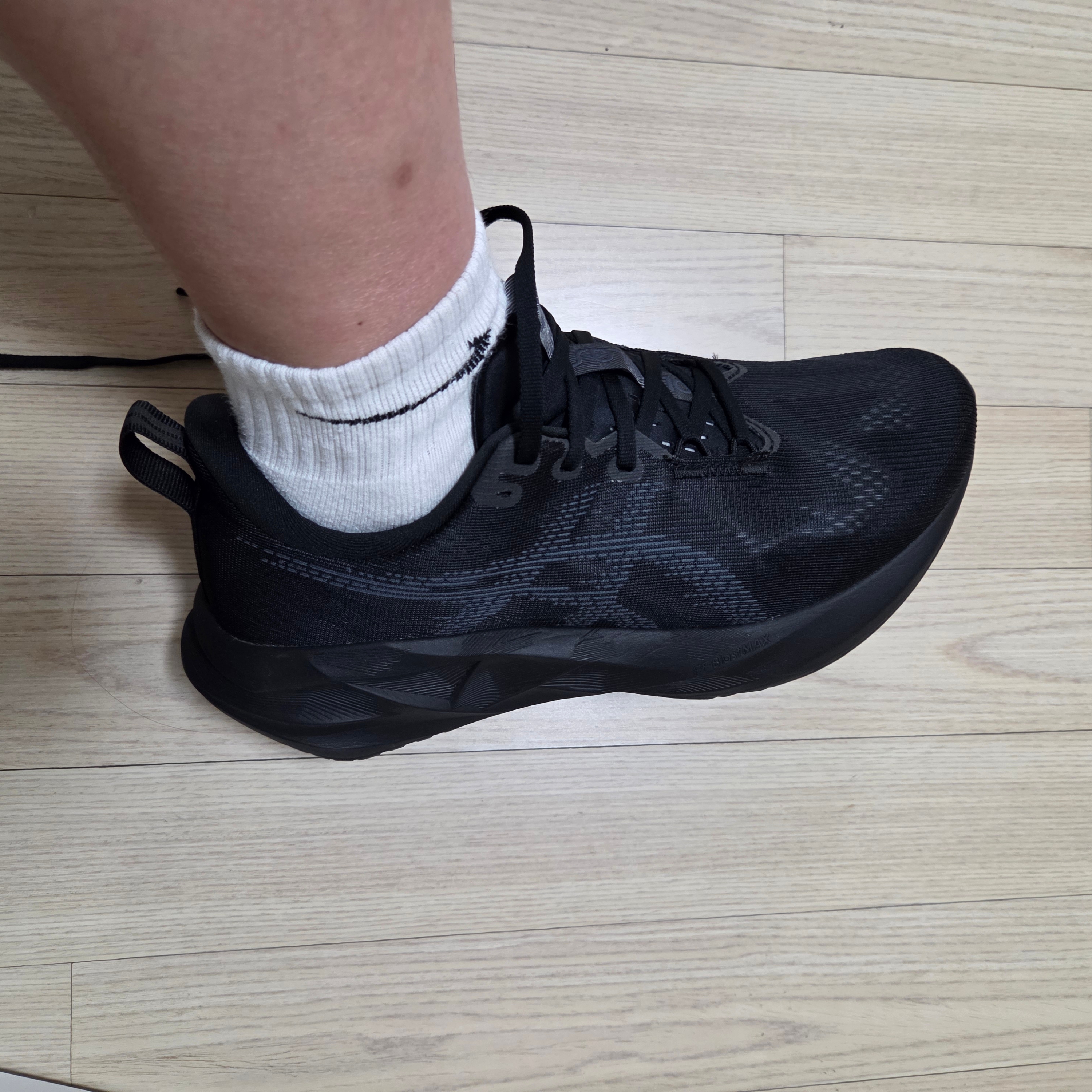 Asics Novablast 5 Black Carrier Grey - 2E Wide 착용 스타일 - 4