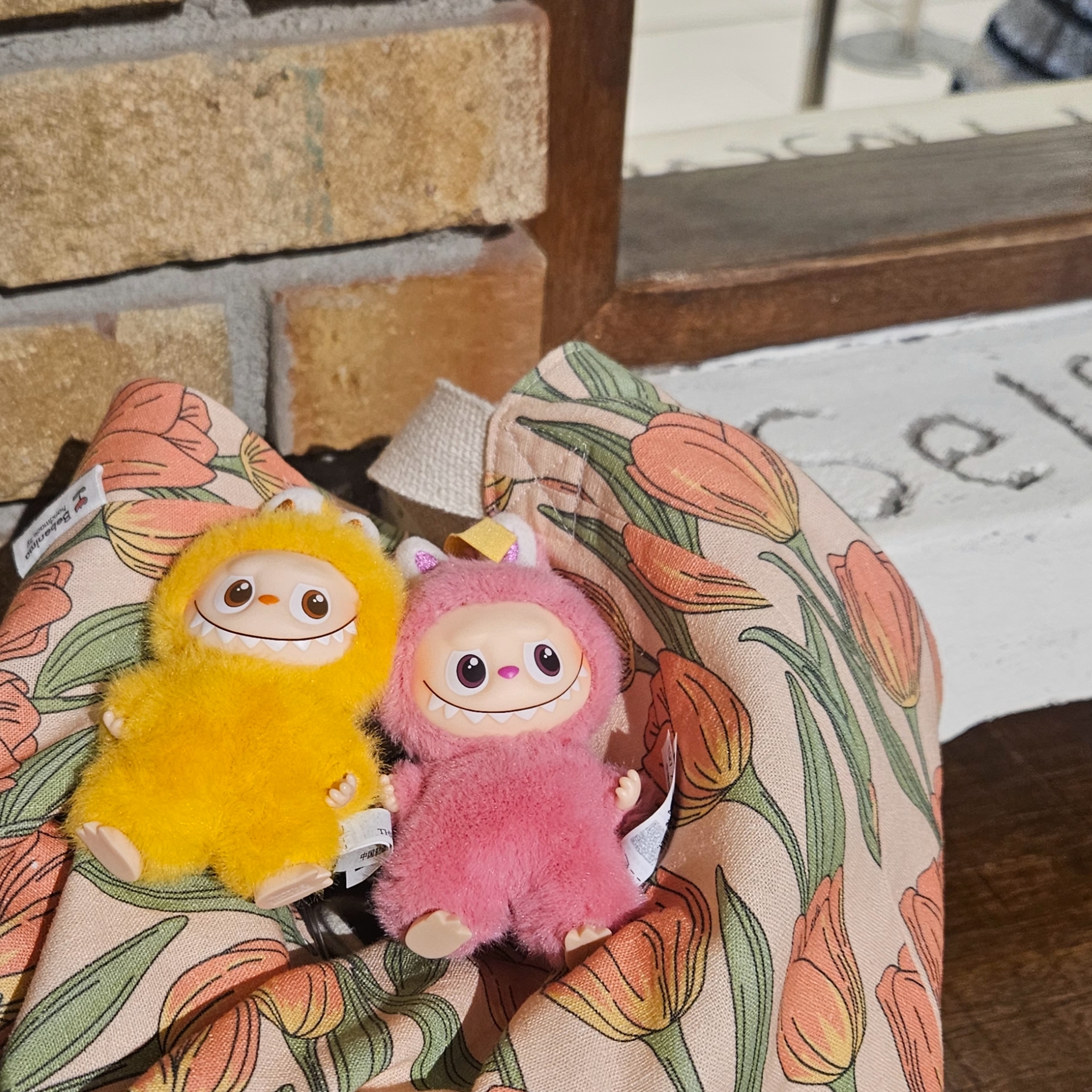Pop Mart Labubu The Monsters Pin For Love Series Vinyl Plush Pendant (N-Z) Q (Opened Case), Pop Mart Labubu The Monsters Pin For Love Series Vinyl Plush Pendant (N-Z) Y (Opened Case) 착용 스타일 - 2