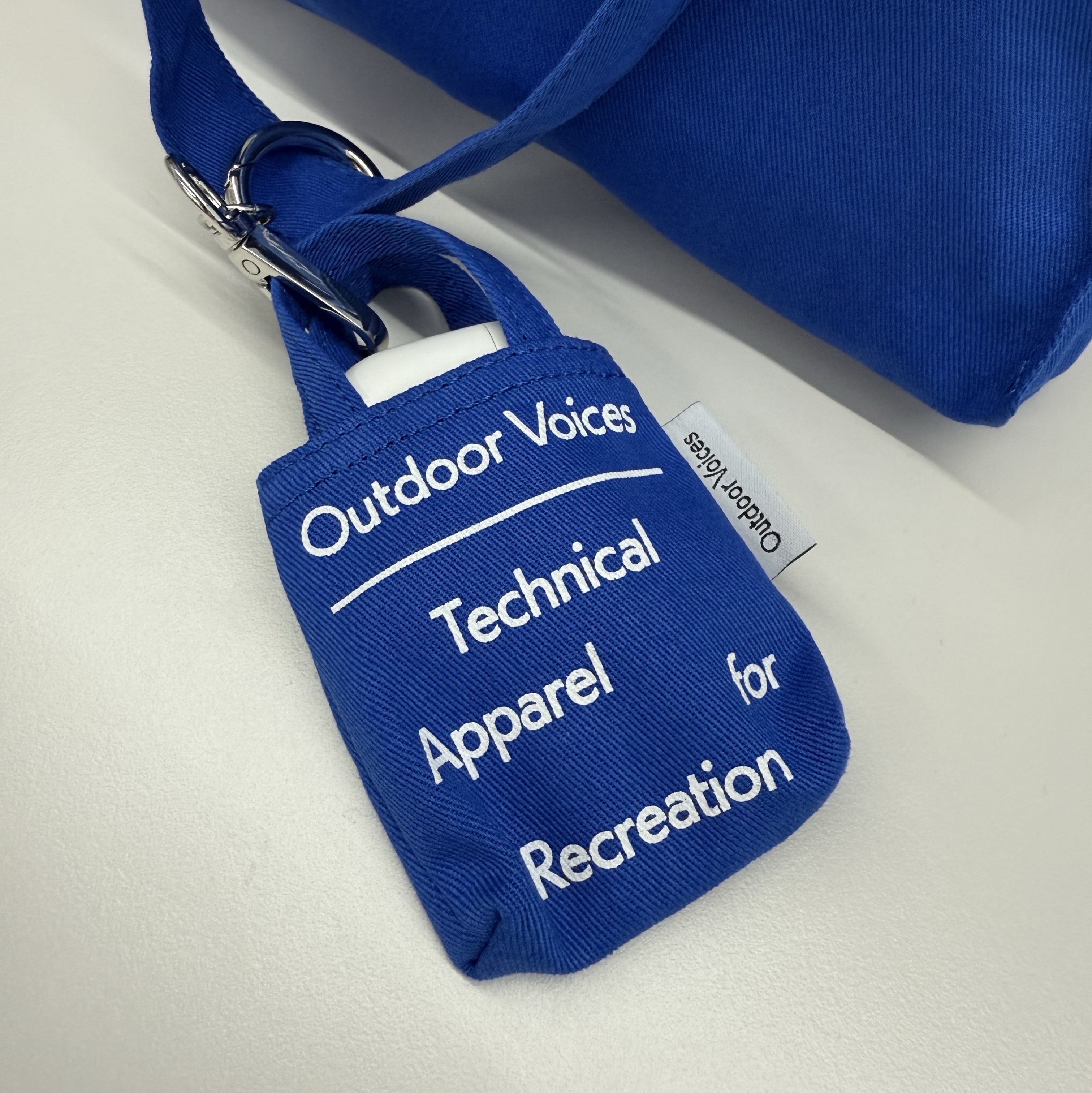 Outdoor Voices Signature Tote Bag Key Ring Blue, Outdoor Voices Signature Tote Bag Blue 착용 스타일 - 2