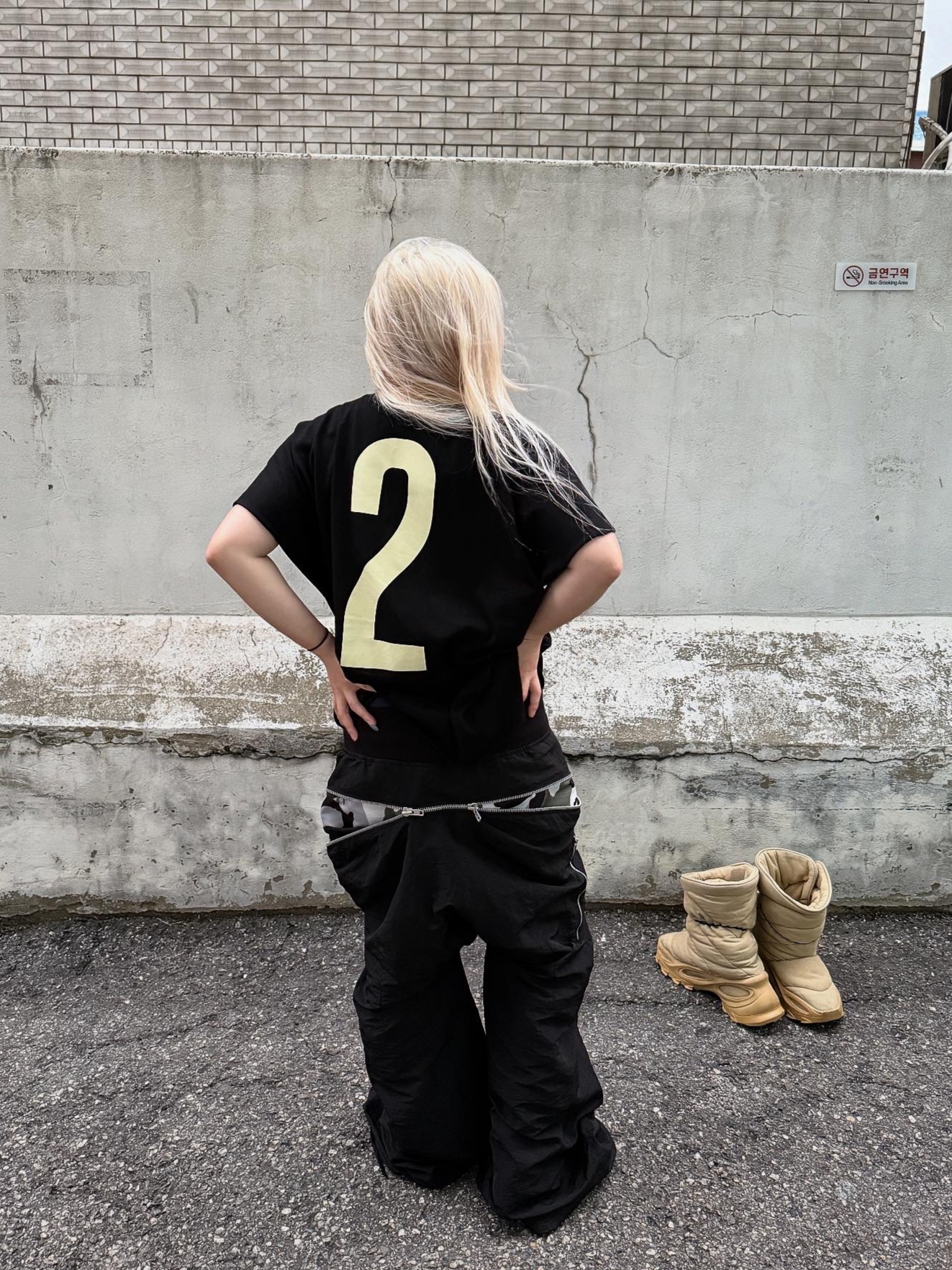 [KREAM 단독] ROARINGRAD Zipper Sagging Pants Nylon Ver. Black 착용 스타일