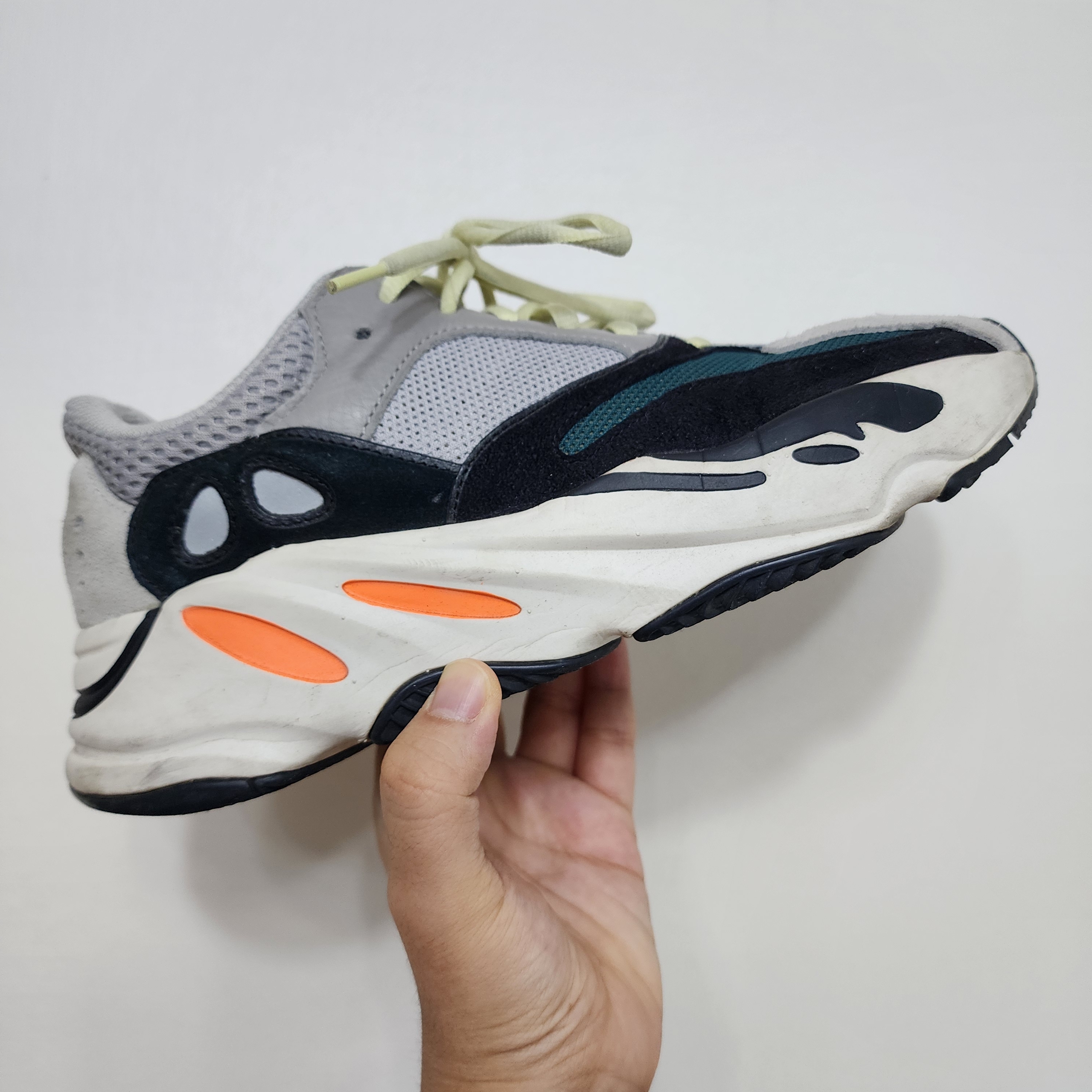 Adidas Yeezy Boost 700 Wave Runner Solid Grey 2021/2022 착용 스타일