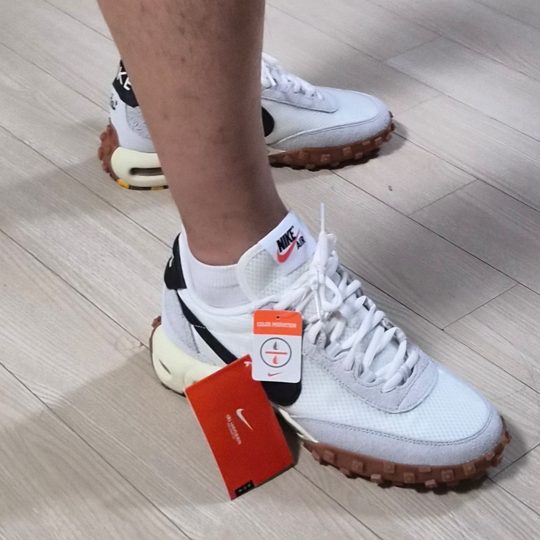 Nike Air Max Waffle Sail and Neutral Grey 착용 스타일