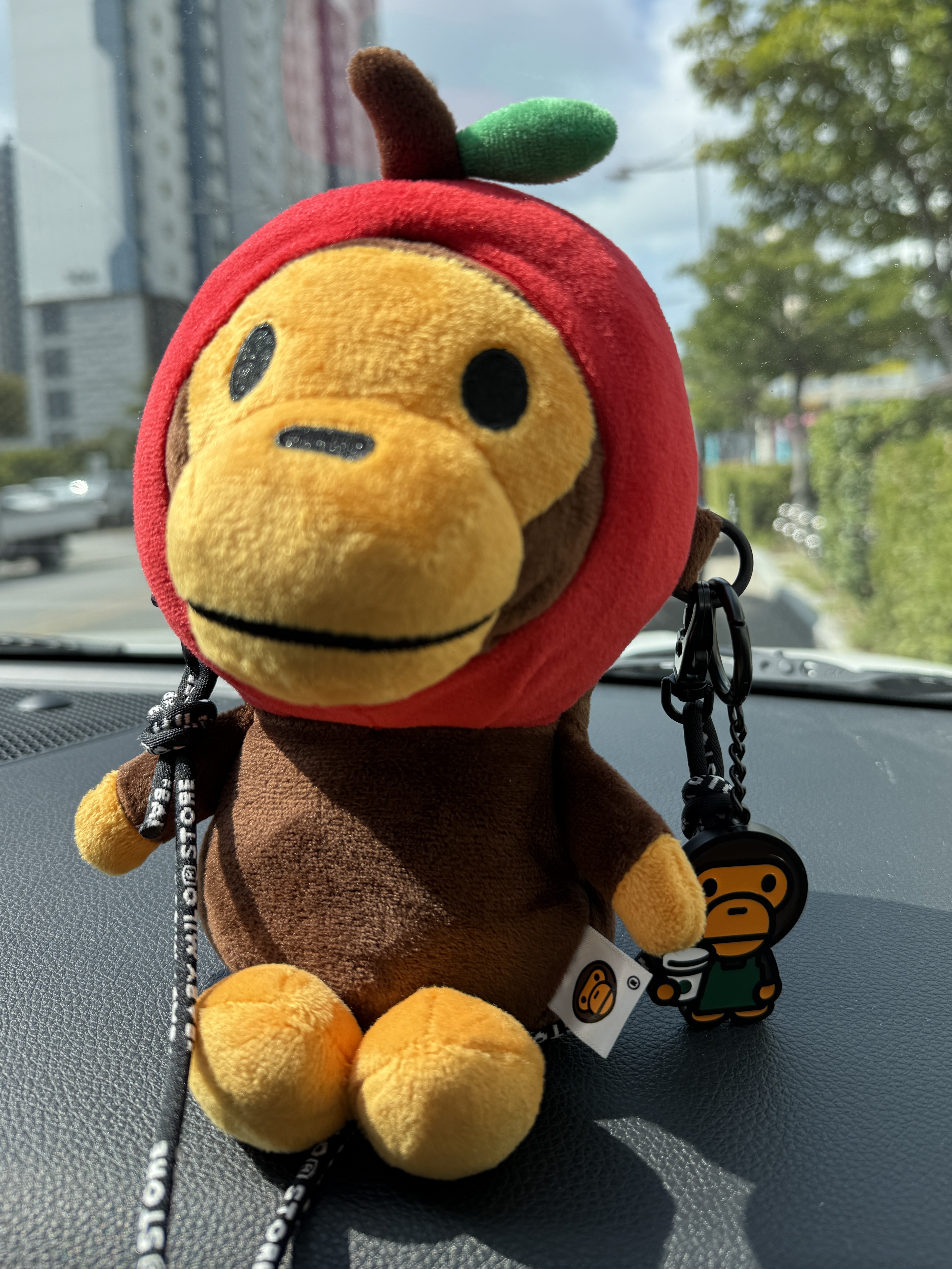 BAPE Baby Milo Plush Mobile Bag Red, (W) Adidas Tokyo Core Black Cloud White 착용 스타일 - 2